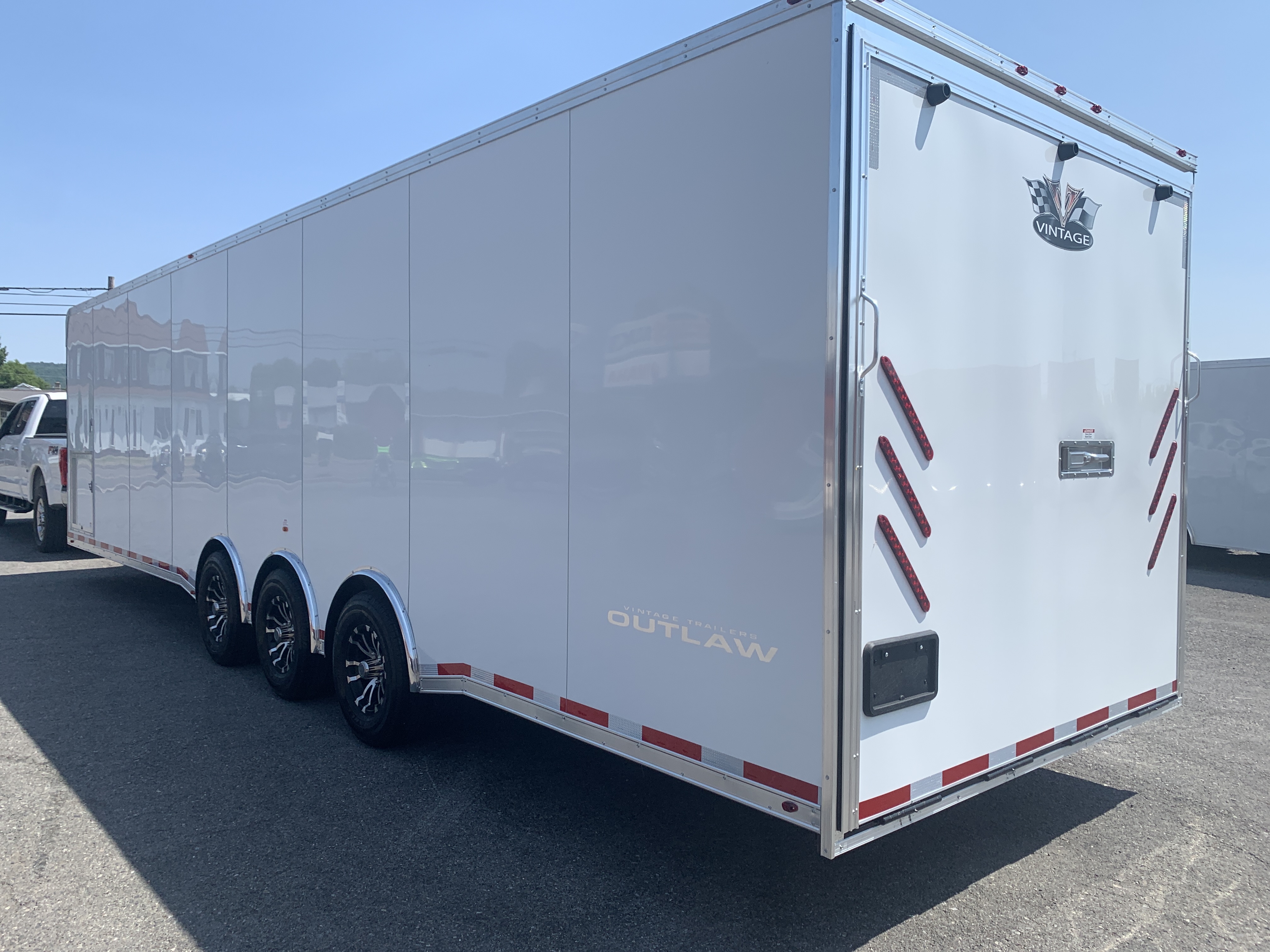 2023 Vintage Trailers 32'''' OUTLAW - TRIPLE AXLE - OPTIONS - Photo 6