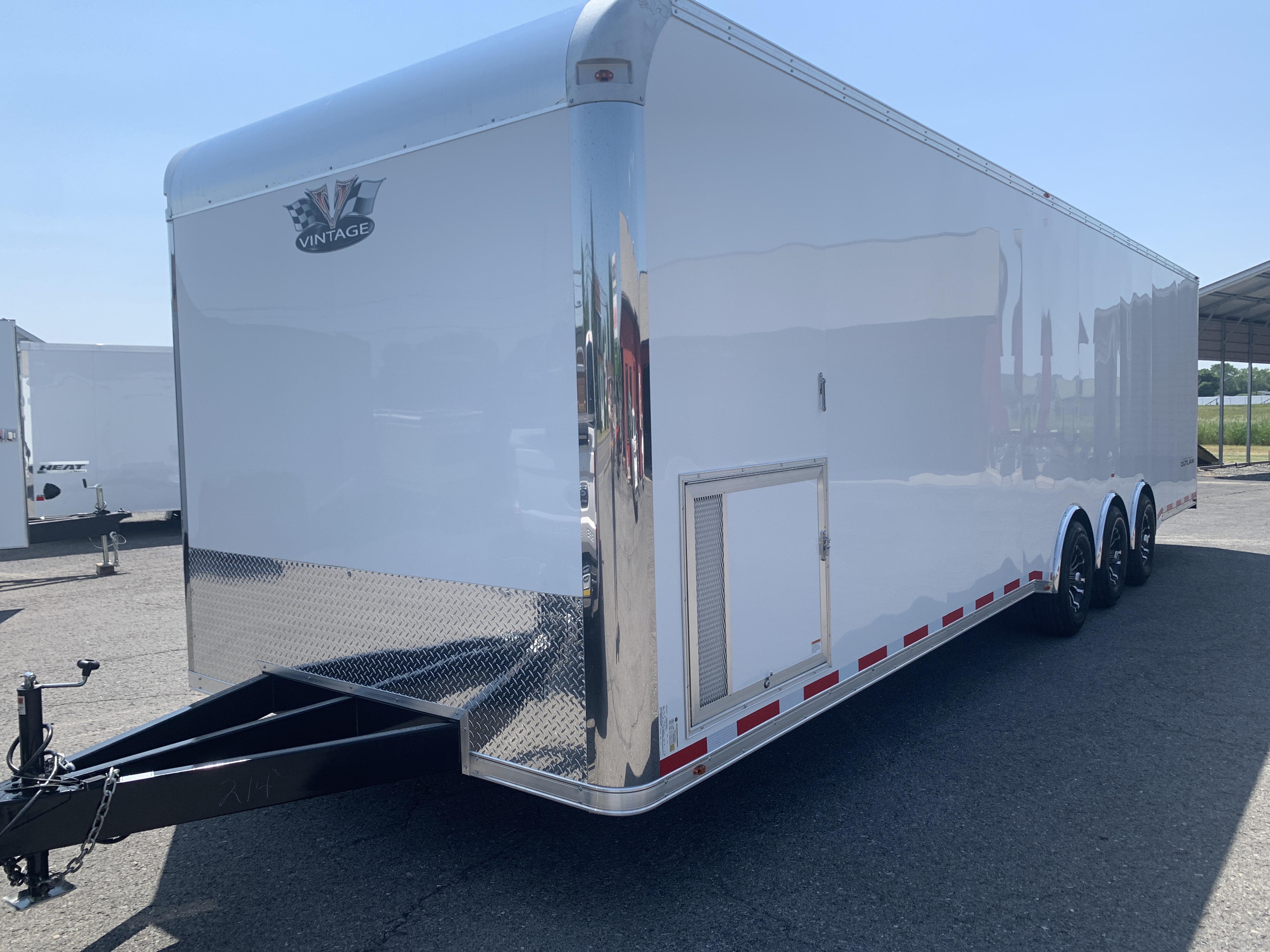 2023 Vintage Trailers 32'''' OUTLAW - TRIPLE AXLE - OPTIONS - Photo 9