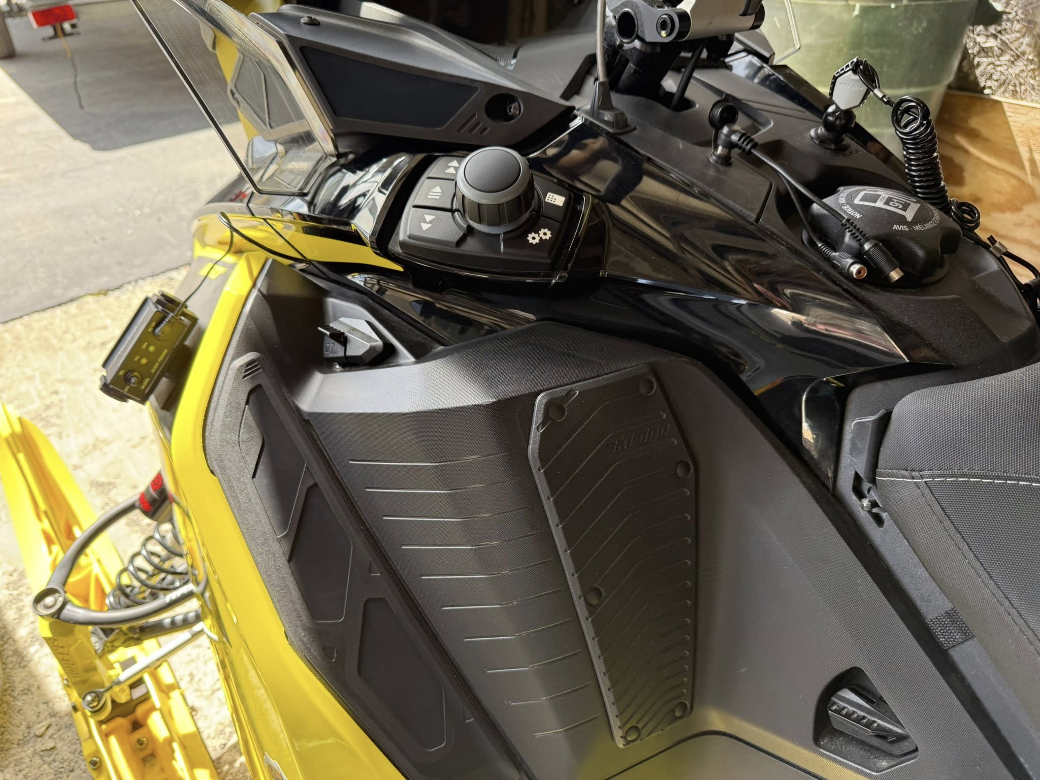 2021 Ski-Doo Renegade® X-RS® 850 E-TEC® - Yellow/Black - Photo 15