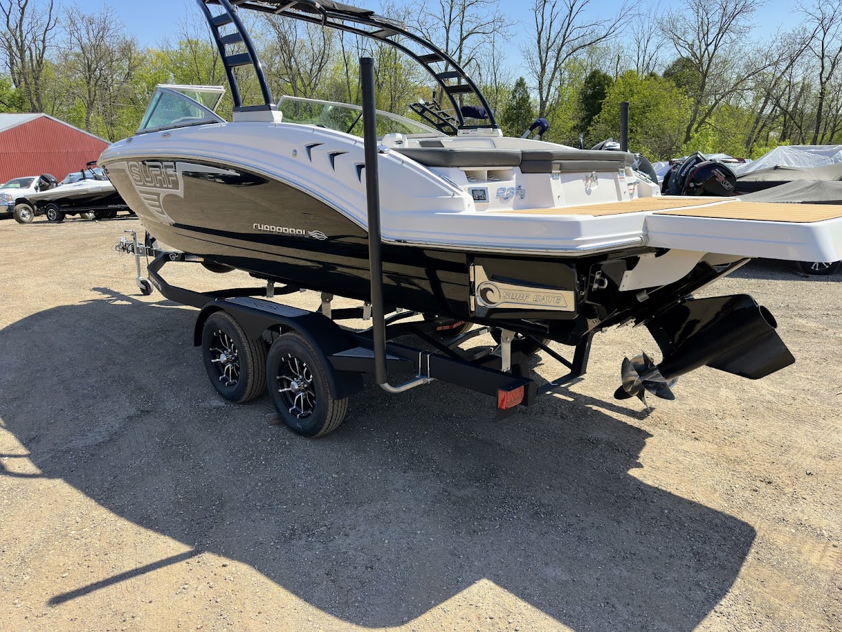 2023 Chaparral 23 SURF.  DEMO Surf/Wakeboard boat w/300hp 6.2 V8 and forward drive! - Photo 18