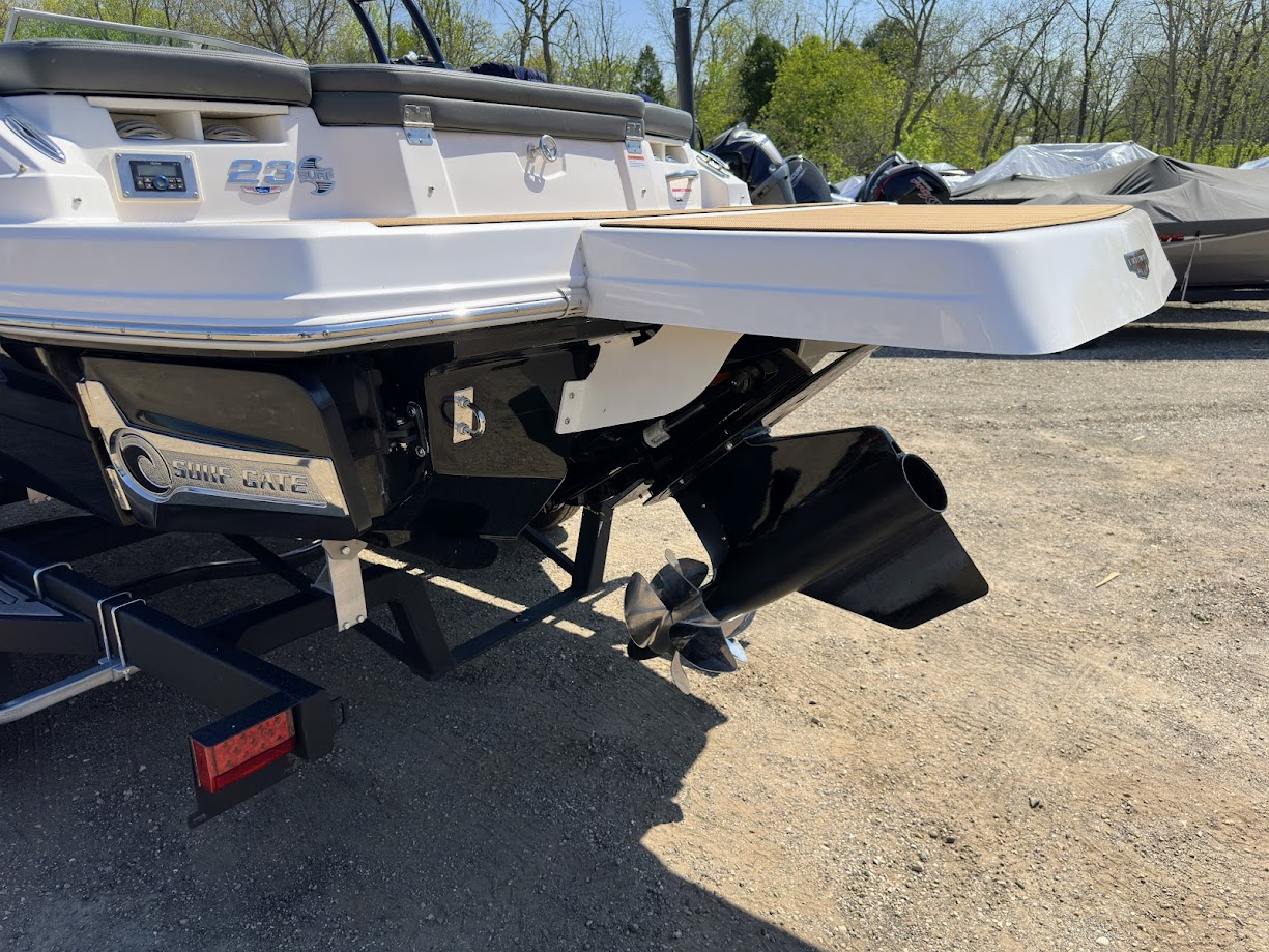 2023 Chaparral 23 SURF.  DEMO Surf/Wakeboard boat w/300hp 6.2 V8 and forward drive! - Photo 19