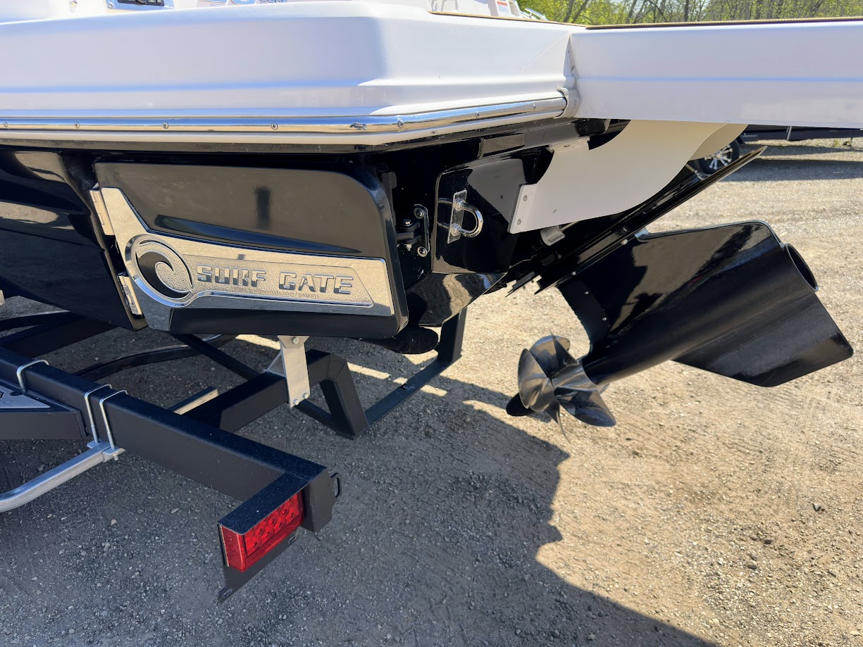 2023 Chaparral 23 SURF.  DEMO Surf/Wakeboard boat w/300hp 6.2 V8 and forward drive! - Photo 20