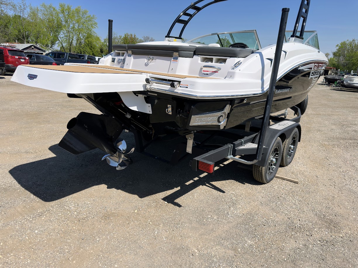 2023 Chaparral 23 SURF.  DEMO Surf/Wakeboard boat w/300hp 6.2 V8 and forward drive! - Photo 13