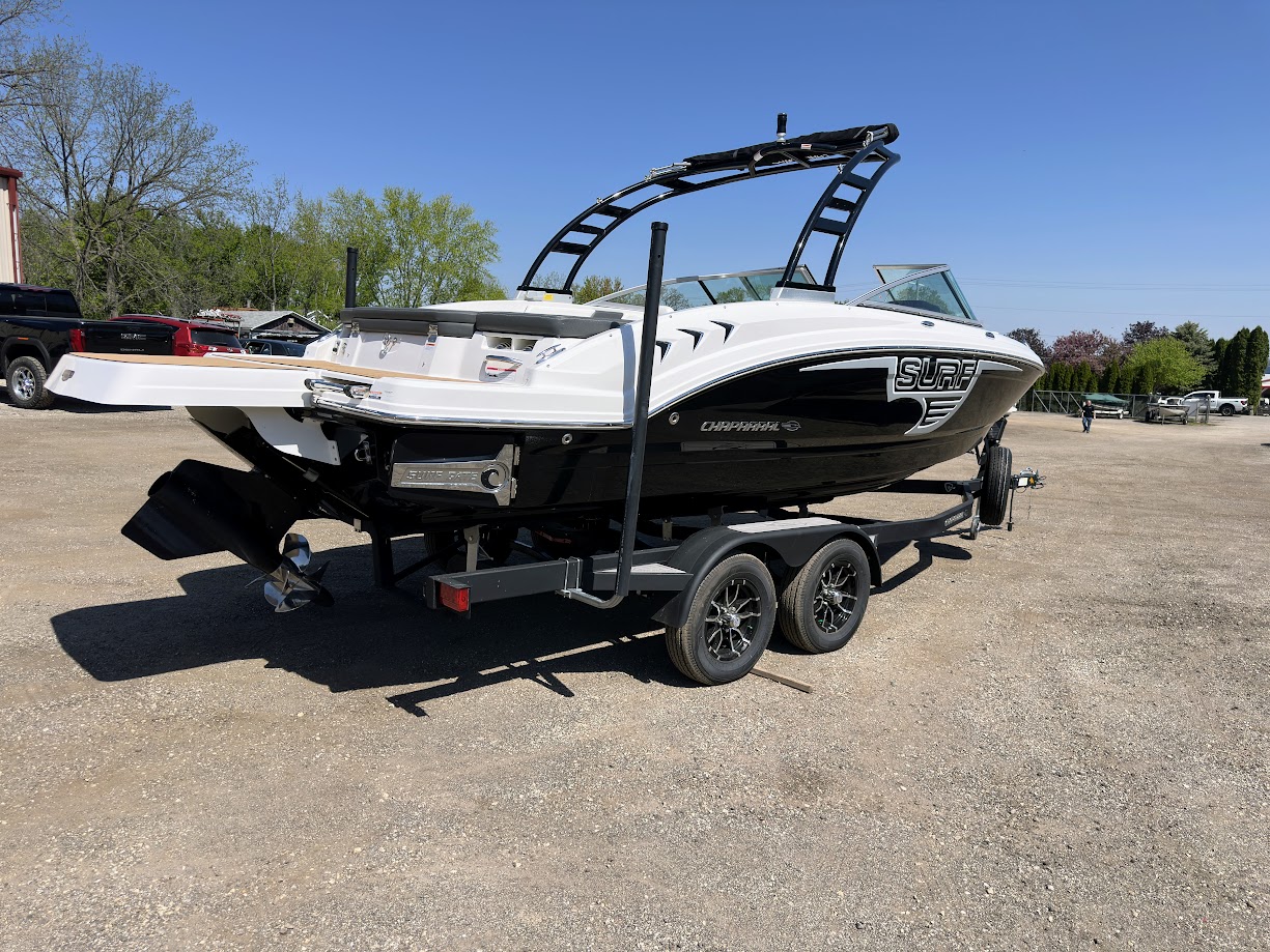 2023 Chaparral 23 SURF.  DEMO Surf/Wakeboard boat w/300hp 6.2 V8 and forward drive! - Photo 11