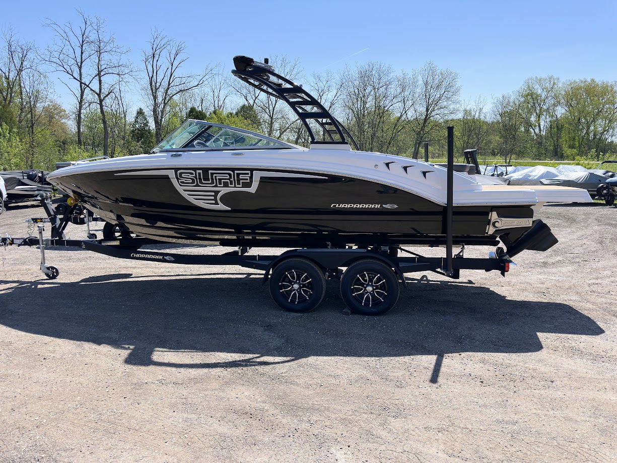 2023 Chaparral 23 SURF.  DEMO Surf/Wakeboard boat w/300hp 6.2 V8 and forward drive! - Photo 8