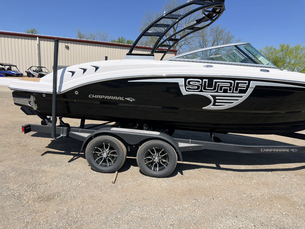 2023 Chaparral 23 SURF.  DEMO Surf/Wakeboard boat w/300hp 6.2 V8 and forward drive! - Photo 16