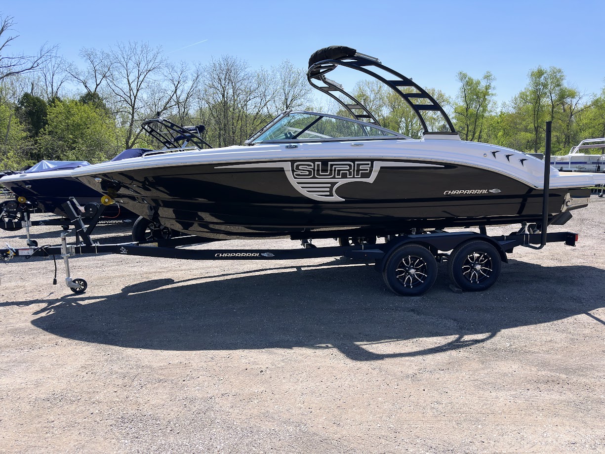 2023 Chaparral 23 SURF.  DEMO Surf/Wakeboard boat w/300hp 6.2 V8 and forward drive! - Photo 9