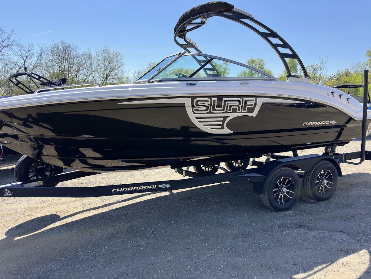 2023 Chaparral 23 SURF.  DEMO Surf/Wakeboard boat w/300hp 6.2 V8 and forward drive! - Photo 5