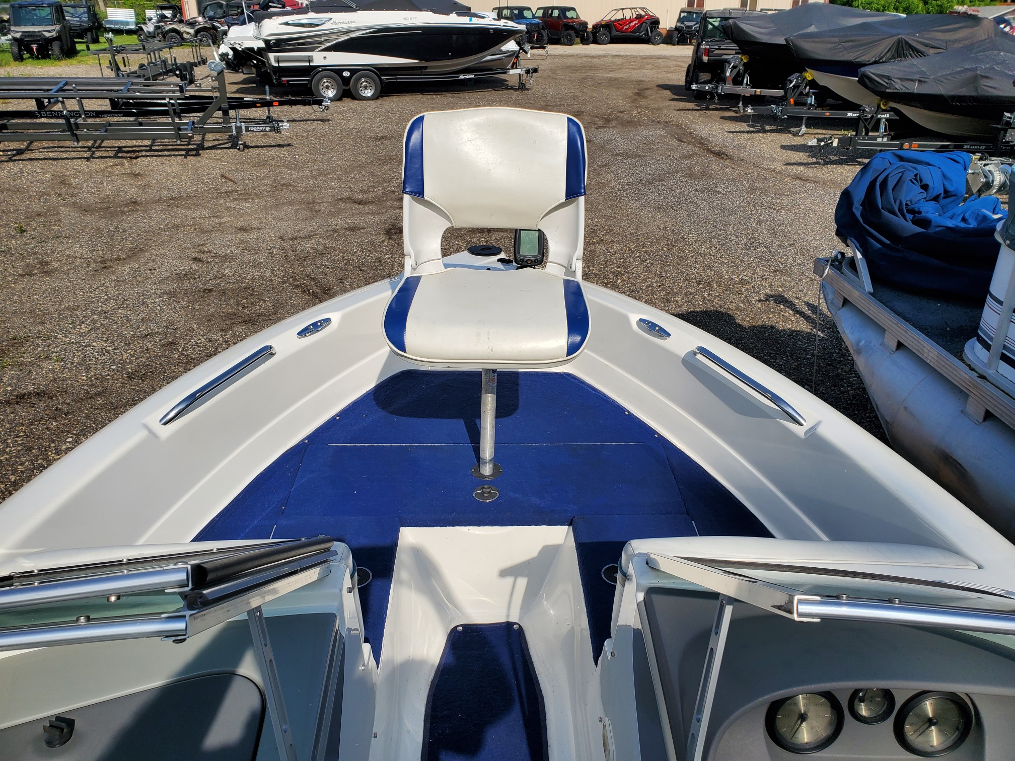 1998 Bayliner 1904 Ski Fish Bow Rider.  120hp Outboard - Photo 9