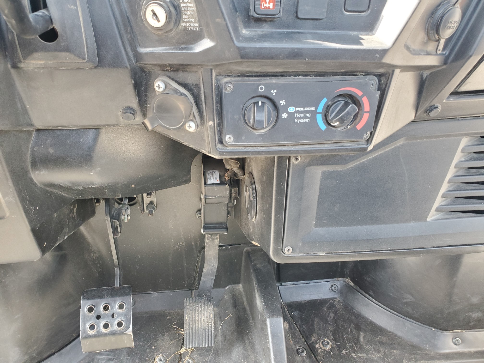 2015 Polaris Ranger 570 Mid-size.  Full cab w/heat! - Photo 9