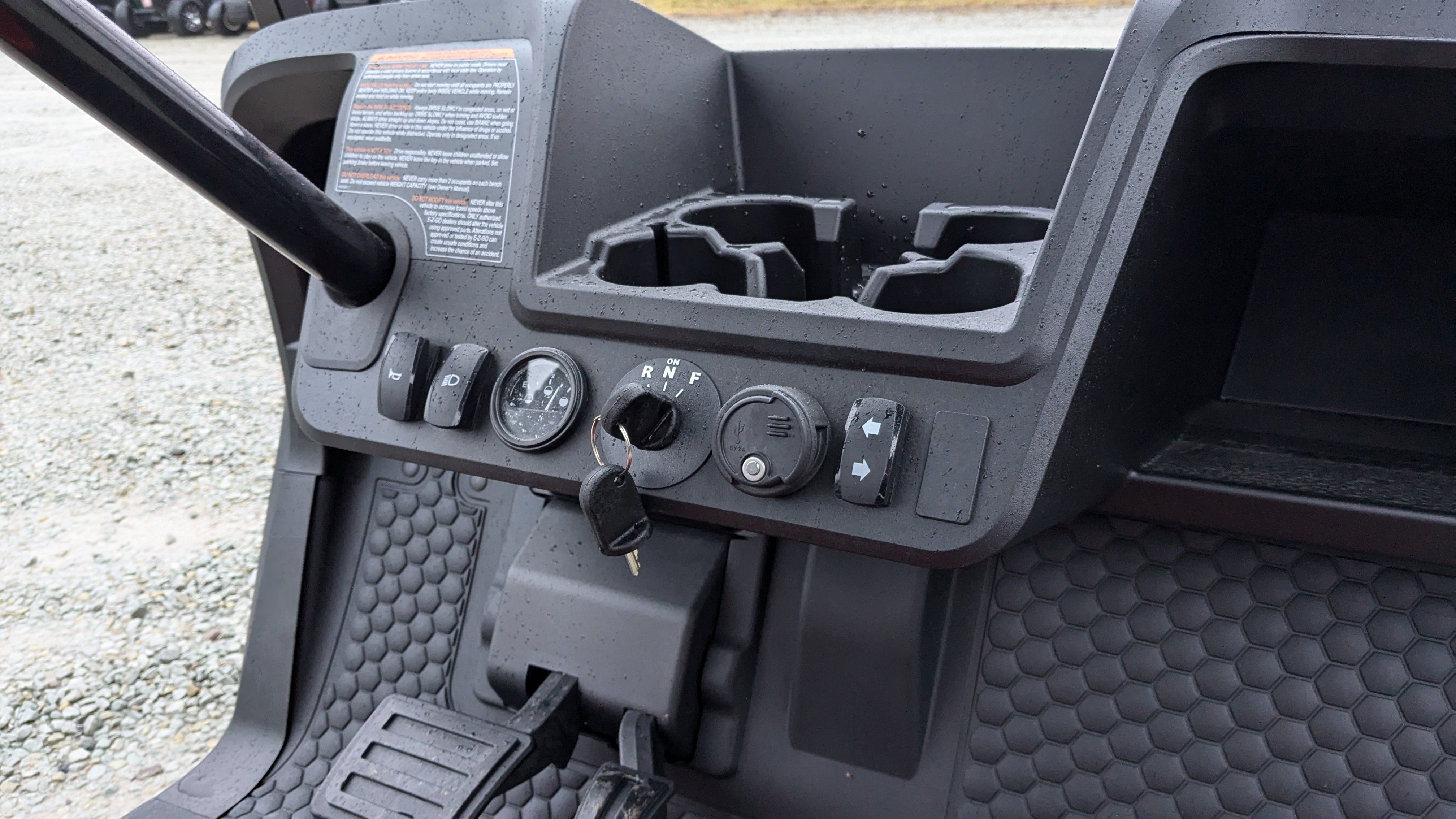 2025 E-Z-GO RXV Valor 4 48V - Photo 6