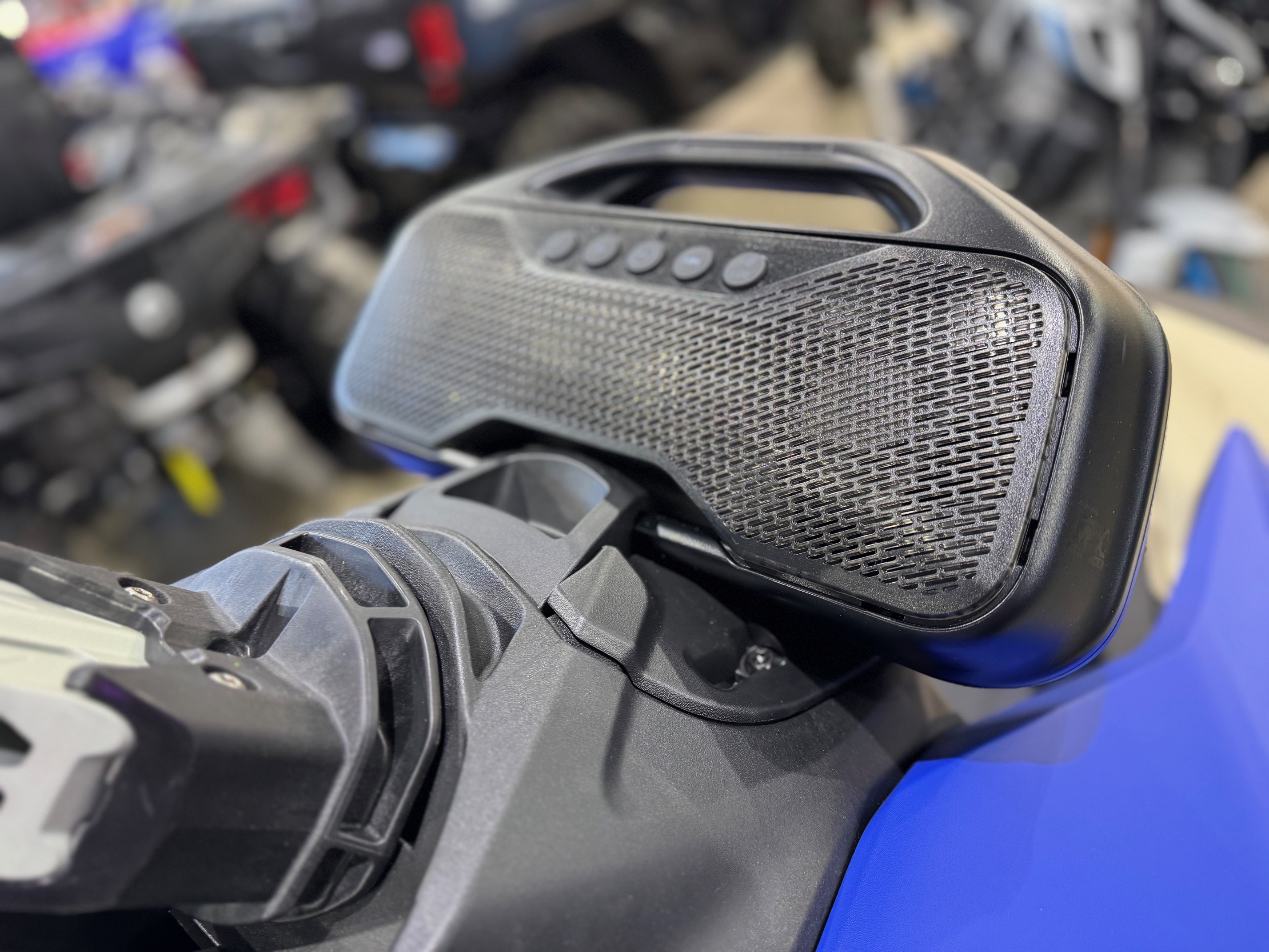 2025 Sea-Doo SPARK TRIXX 1UP iBR, AUDIO - Photo 9