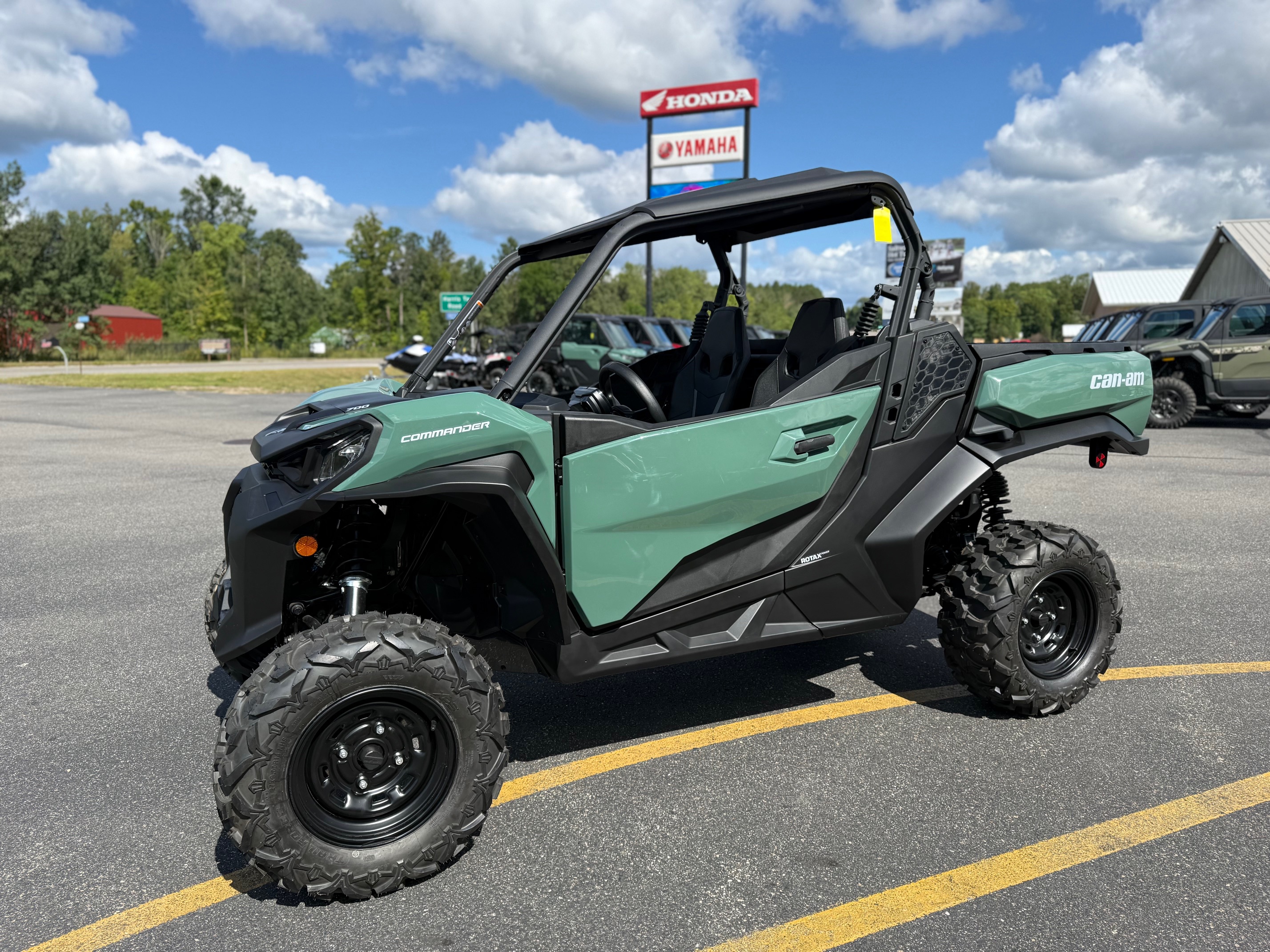 2025 Can-Am COMMANDER DPS 700 - Photo 3