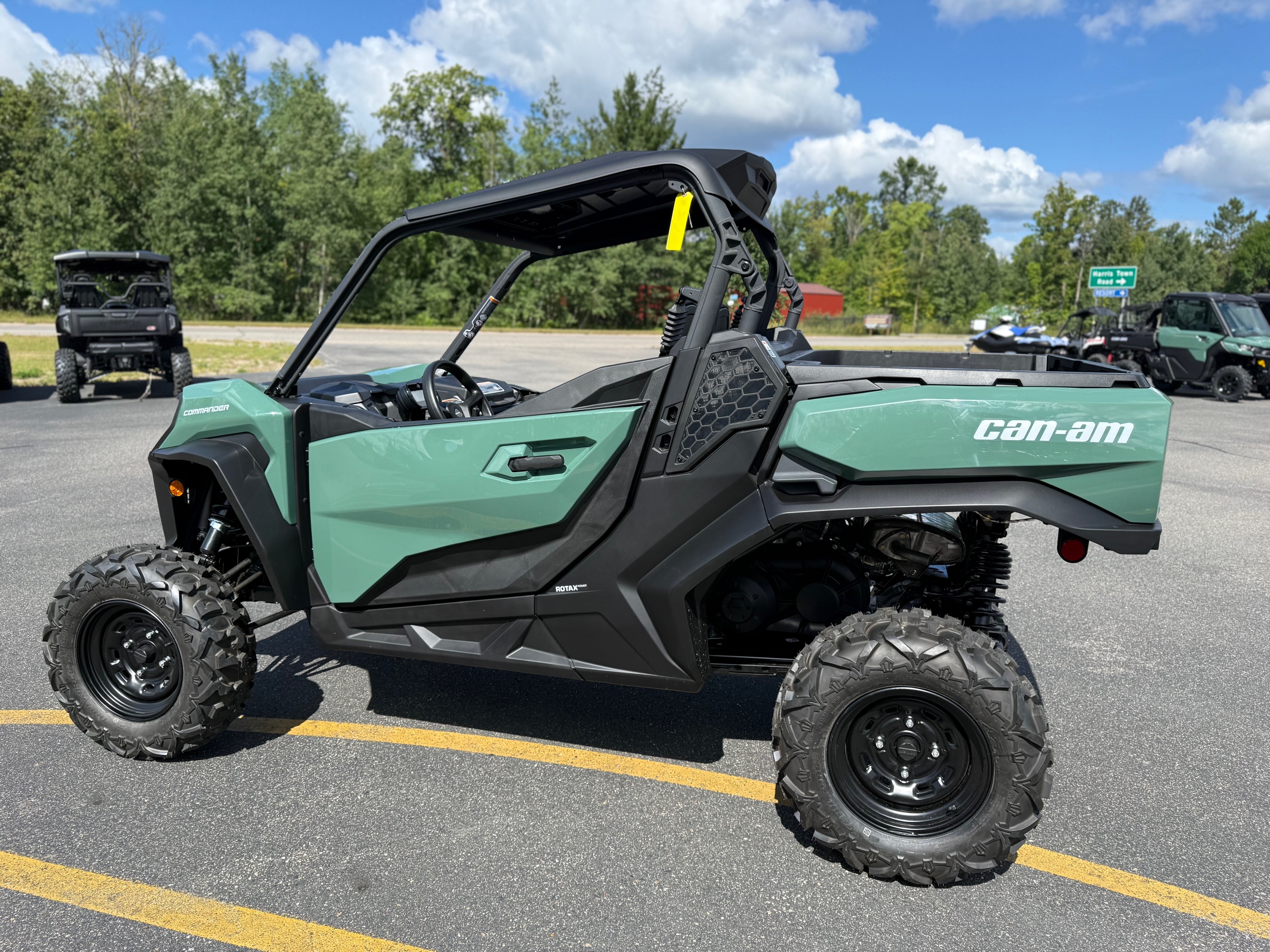 2025 Can-Am COMMANDER DPS 700 - Photo 4