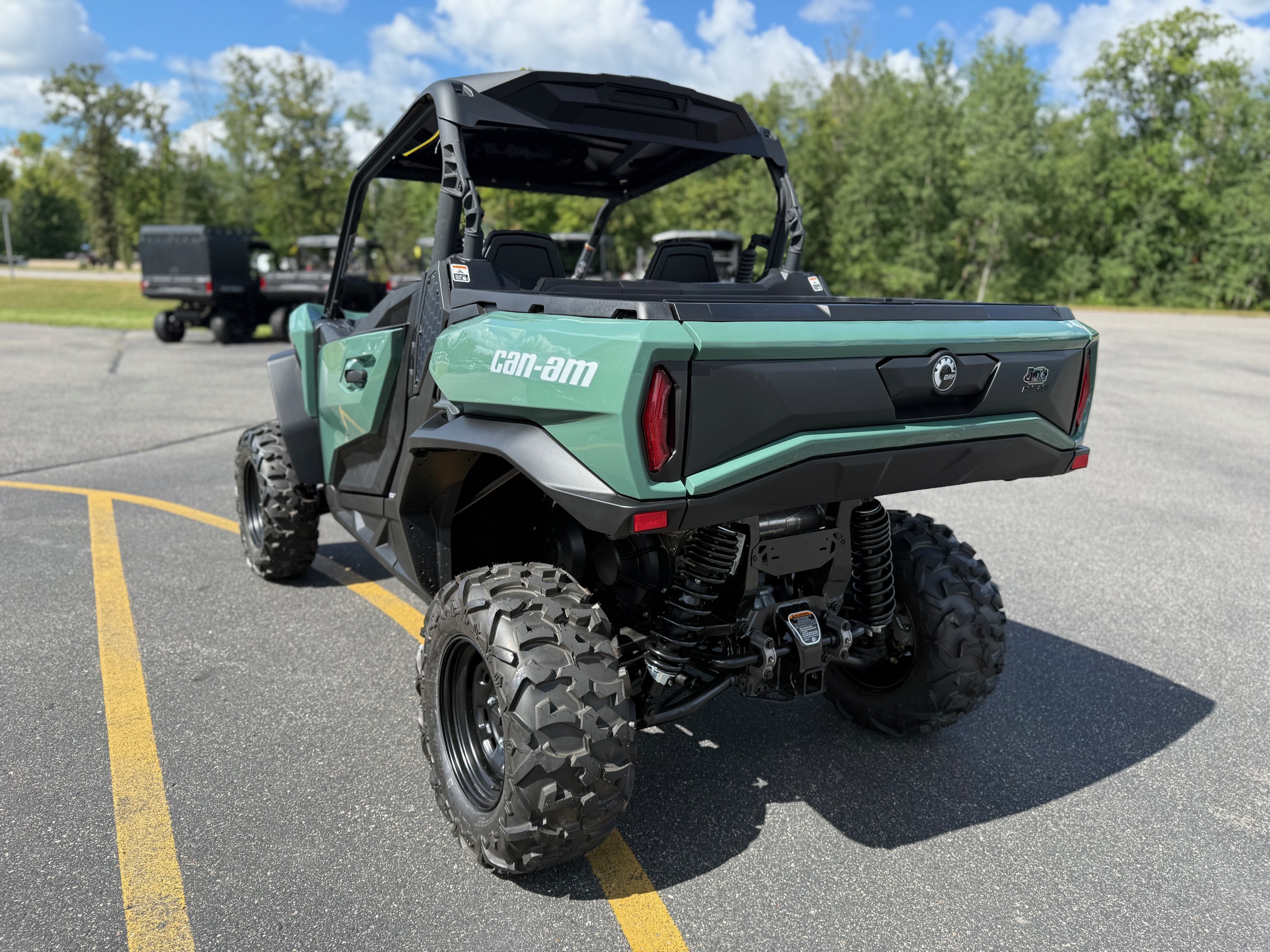 2025 Can-Am COMMANDER DPS 700 - Photo 5