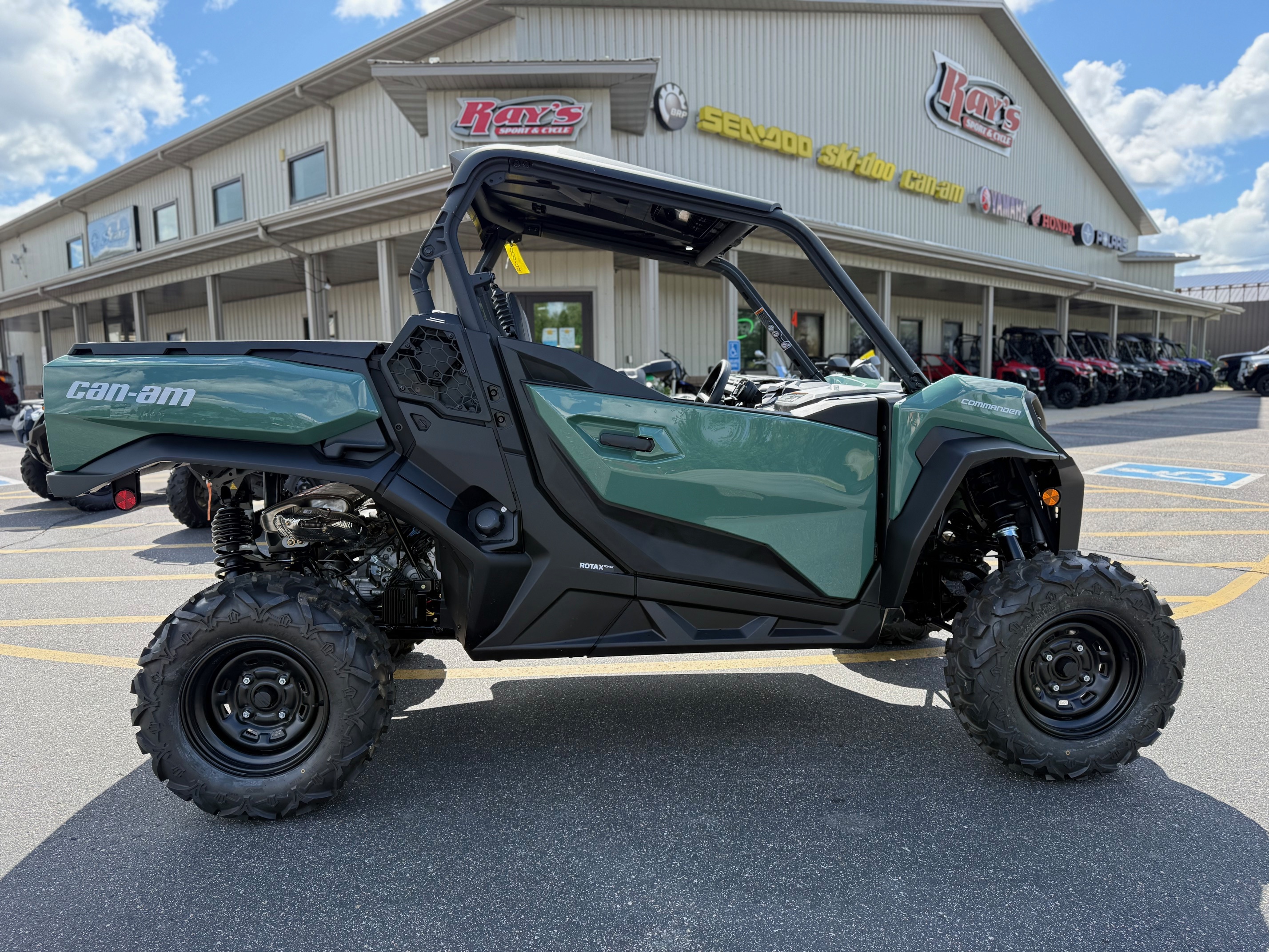 2025 Can-Am COMMANDER DPS 700