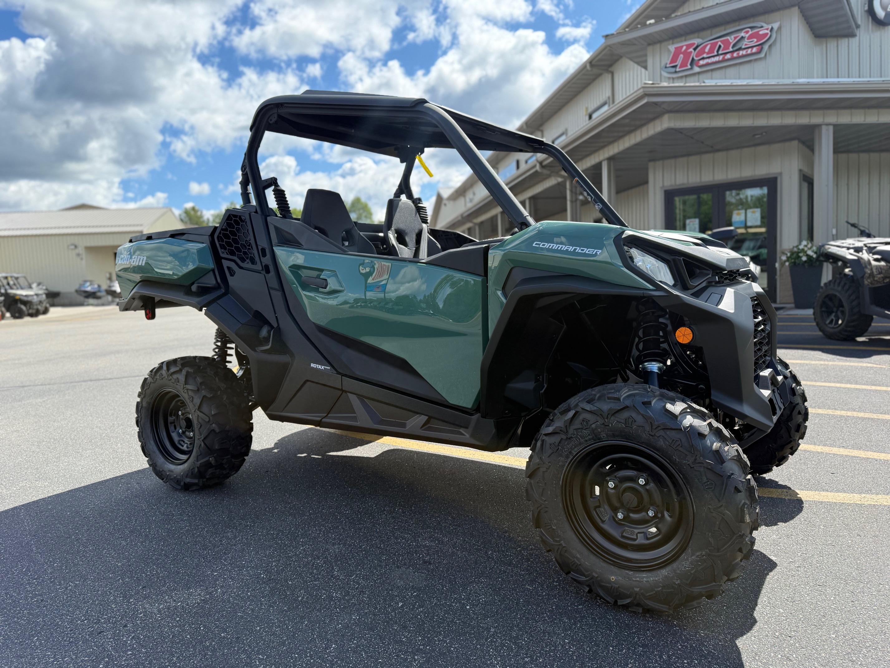 2025 Can-Am COMMANDER DPS 700 - Photo 8