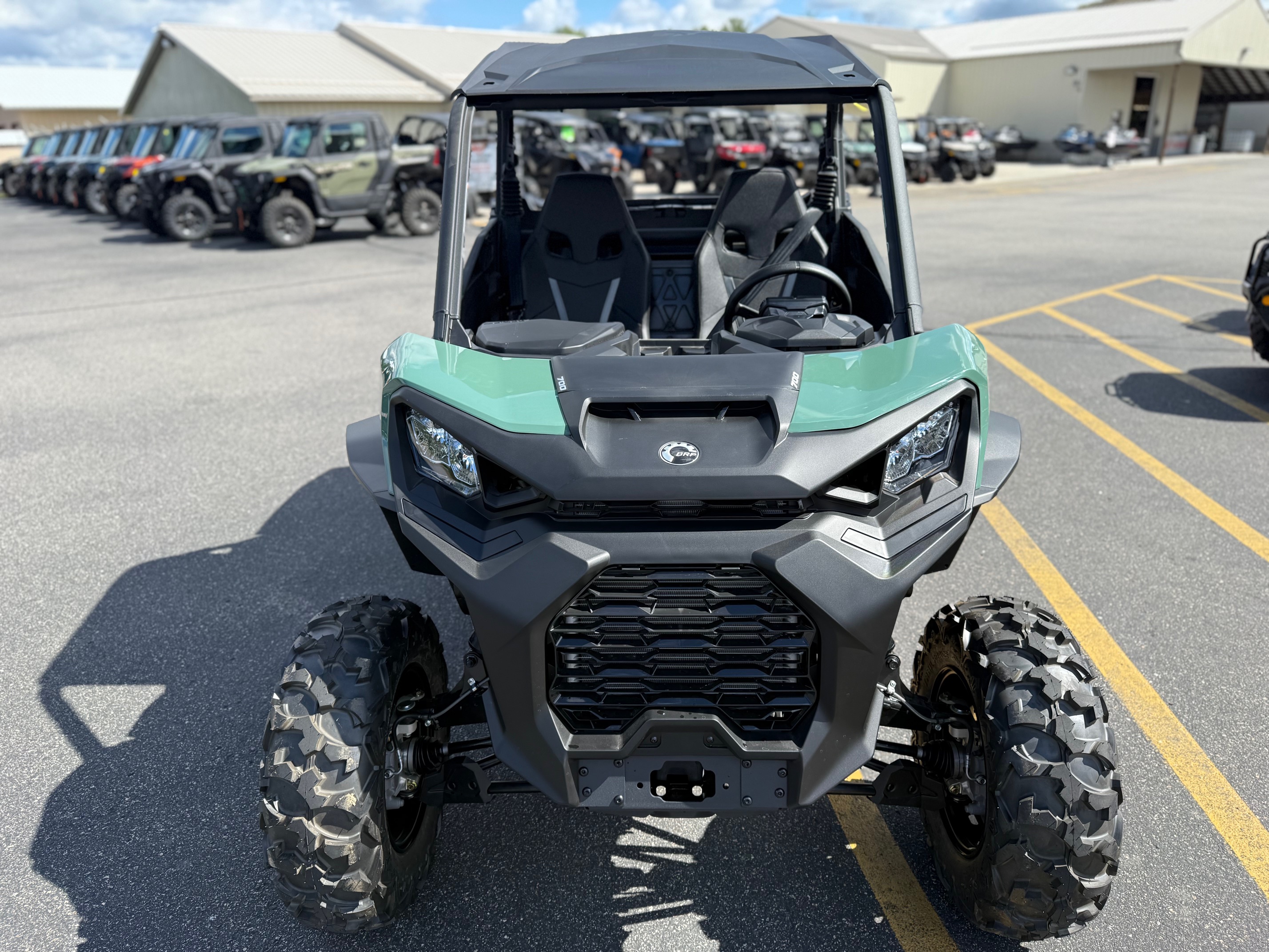 2025 Can-Am COMMANDER DPS 700 - Photo 10