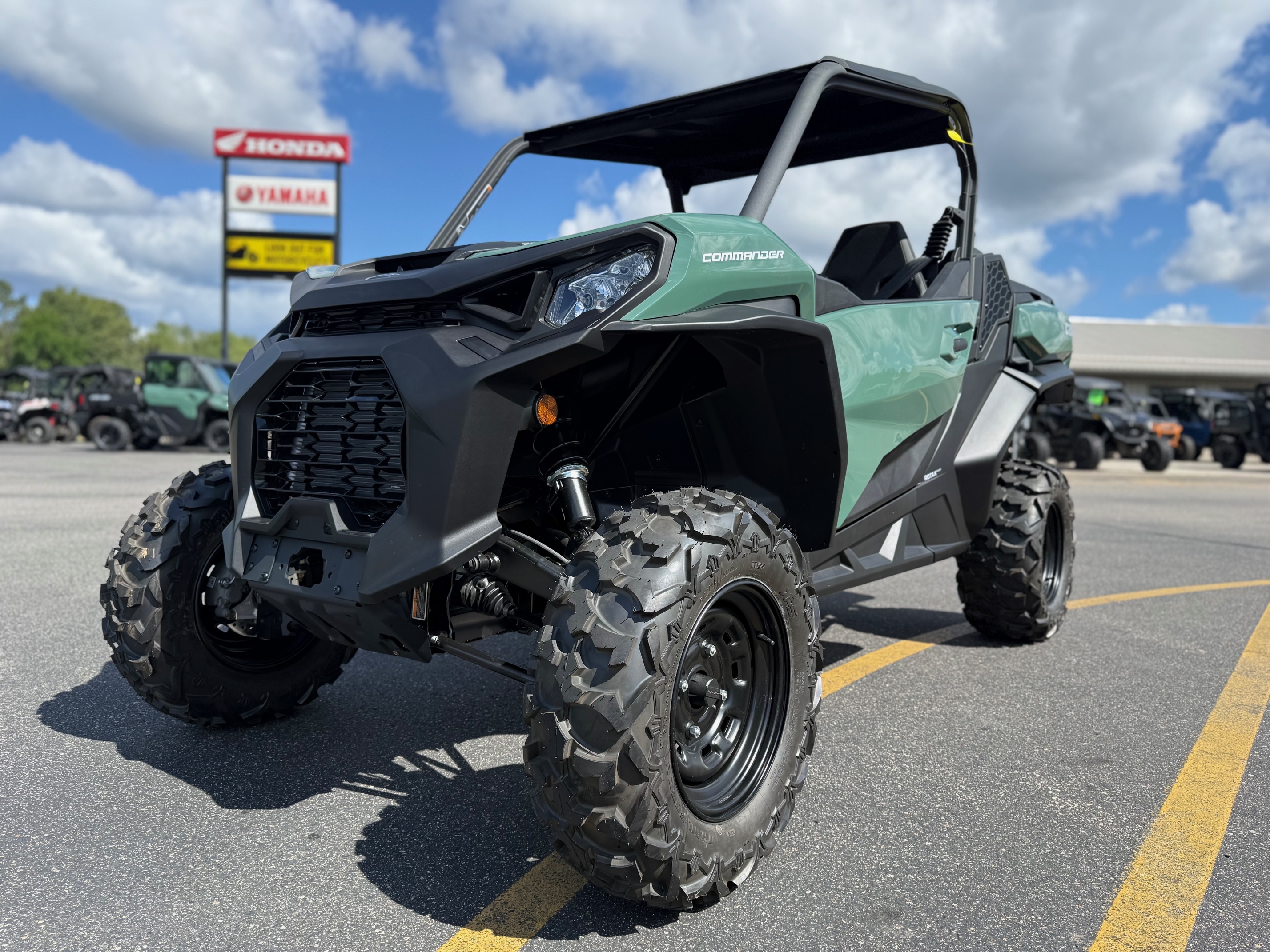 2025 Can-Am COMMANDER DPS 700 - Photo 11