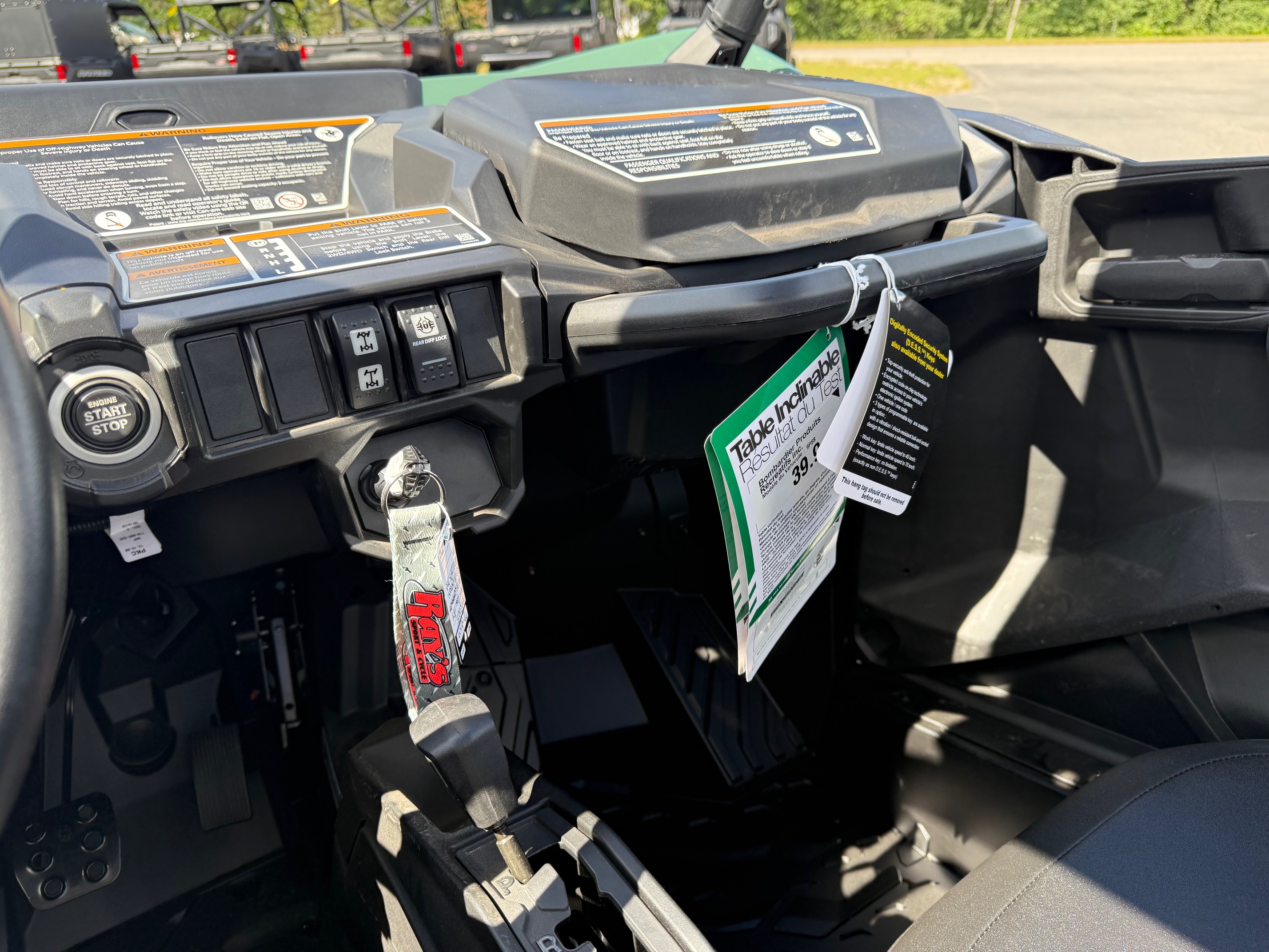 2025 Can-Am COMMANDER DPS 700 - Photo 14