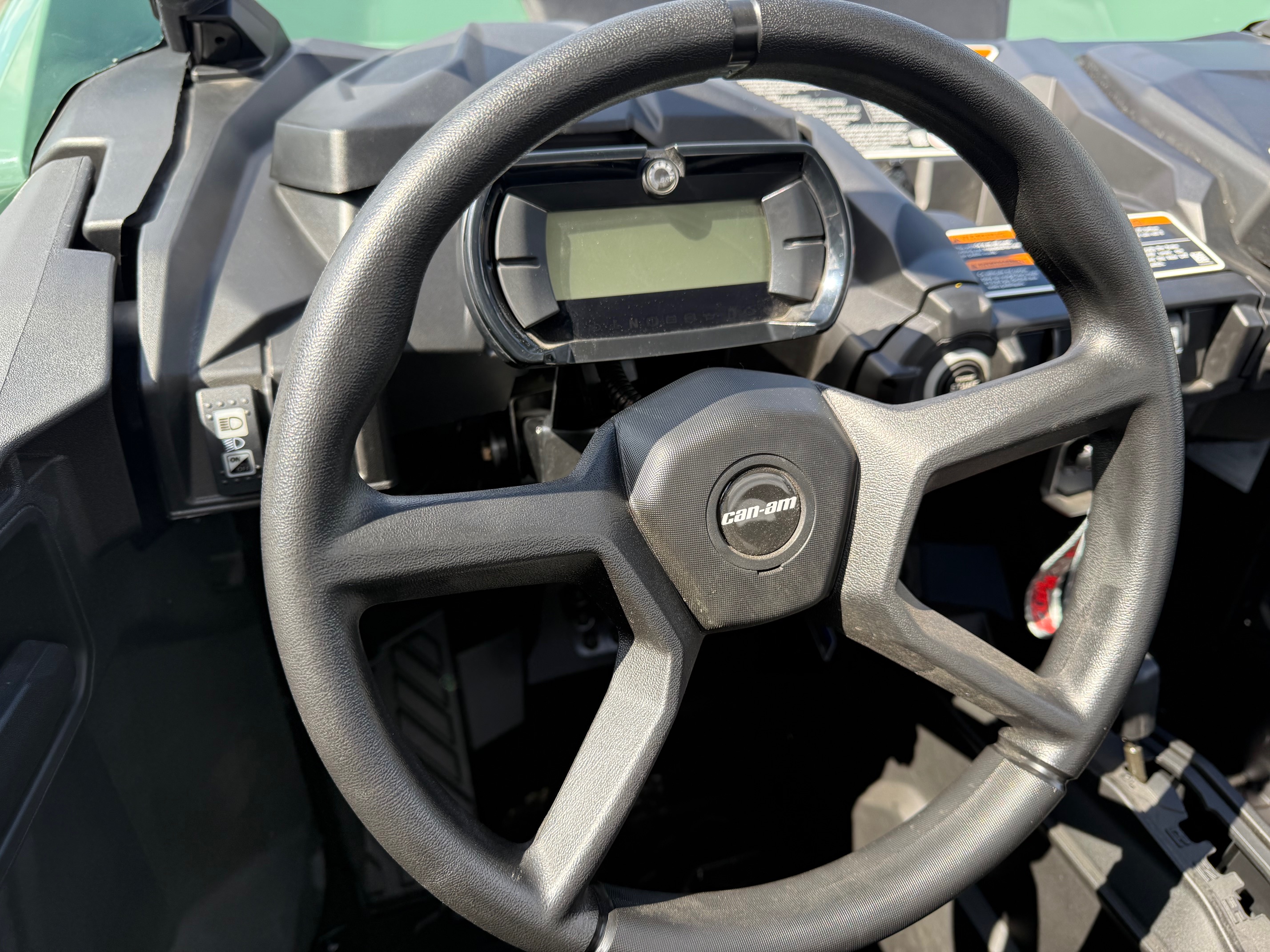 2025 Can-Am COMMANDER DPS 700 - Photo 15
