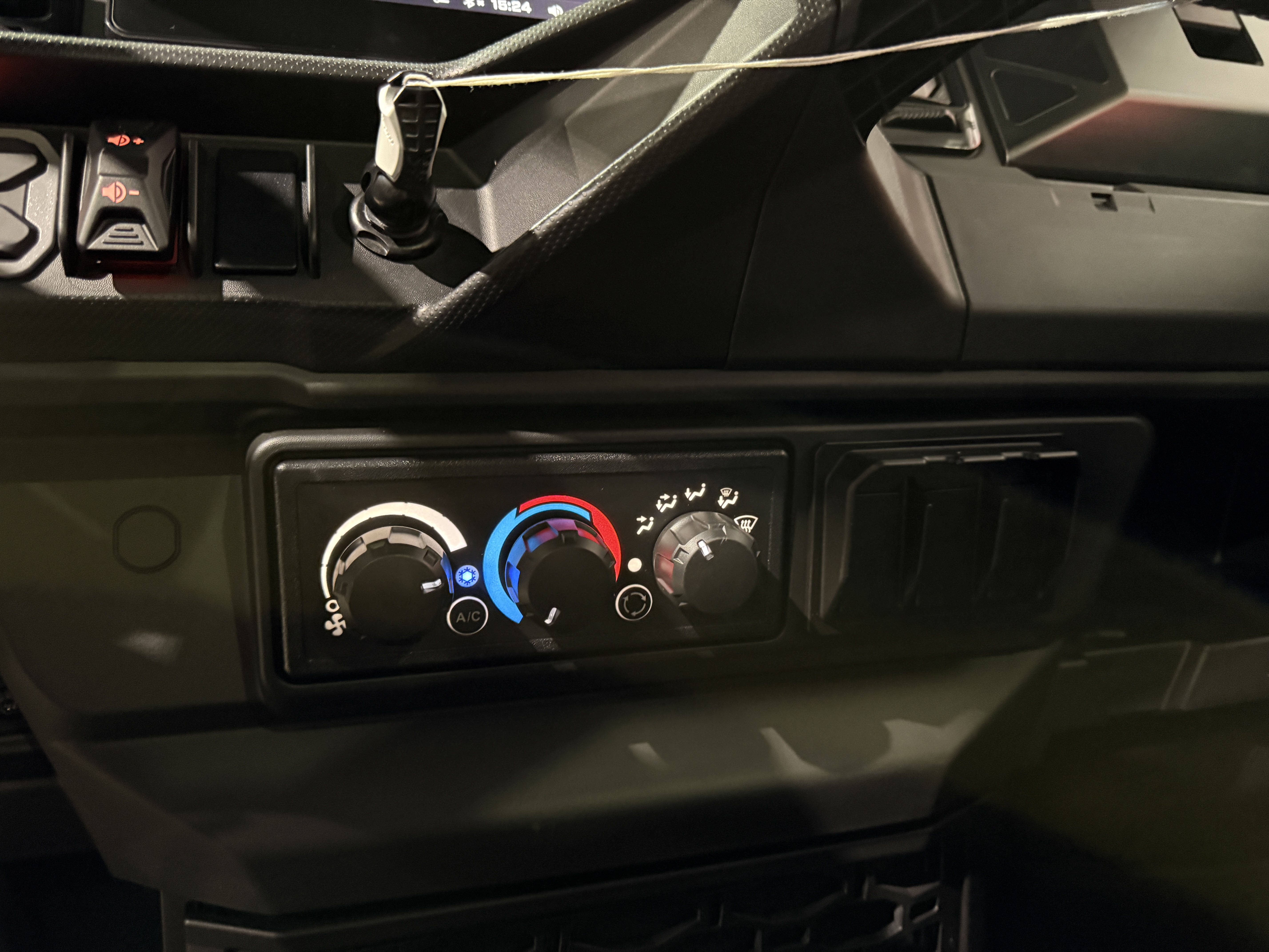 2026 Can-Am DEFENDER LIMITED HD11 - Photo 16