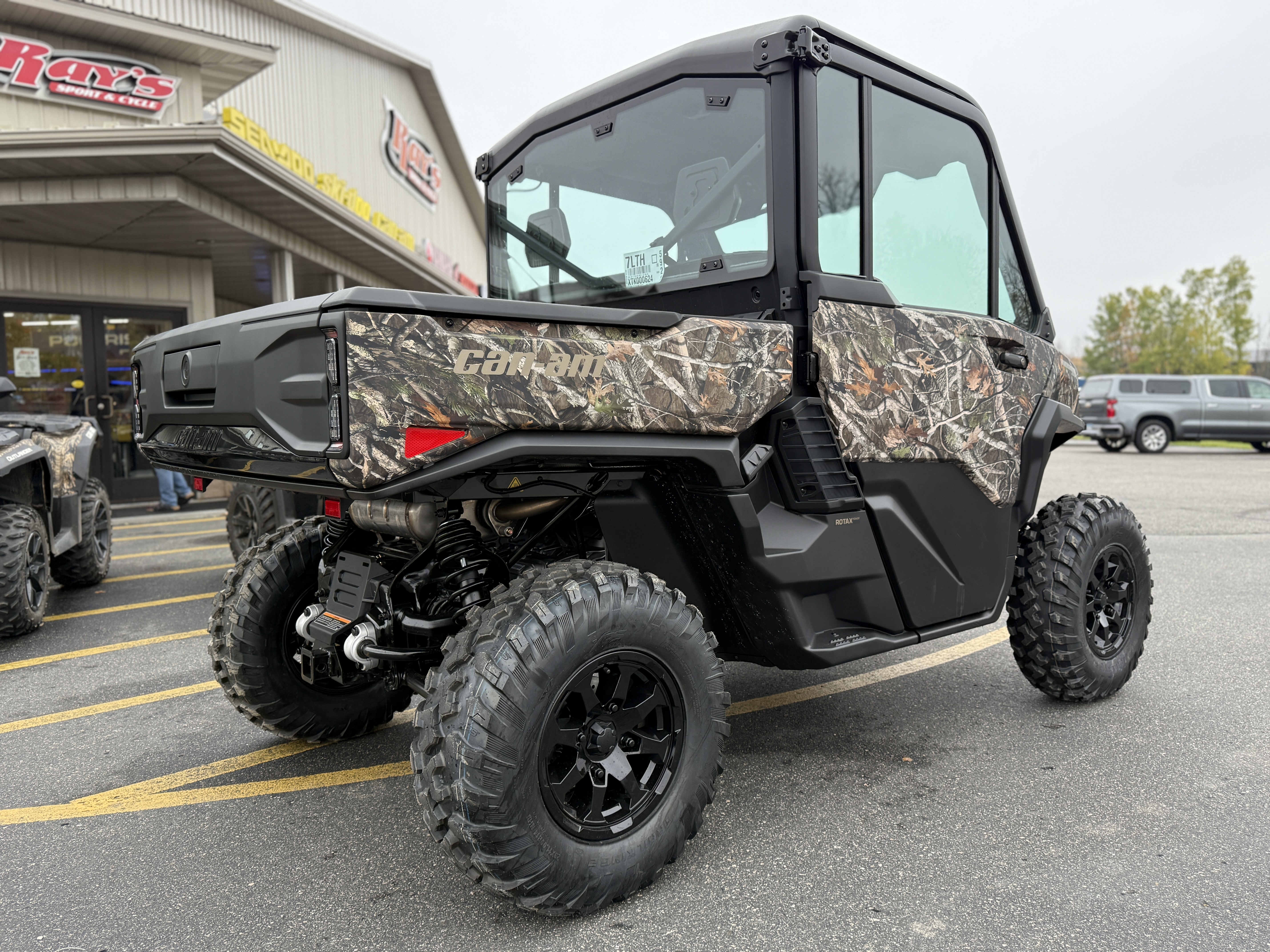 2026 Can-Am DEFENDER XT CAB HD11 - Photo 6