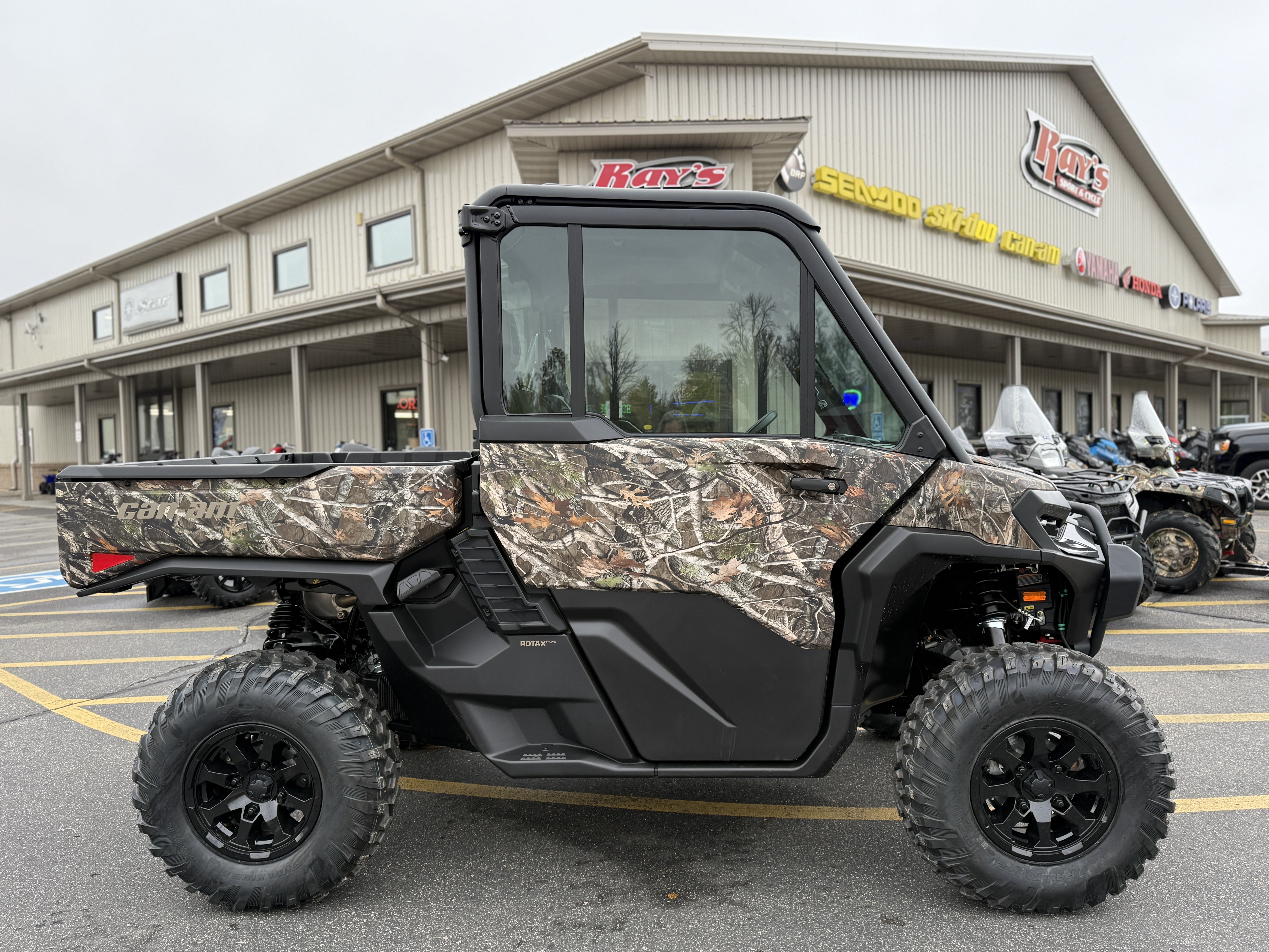 2026 Can-Am DEFENDER XT CAB HD11