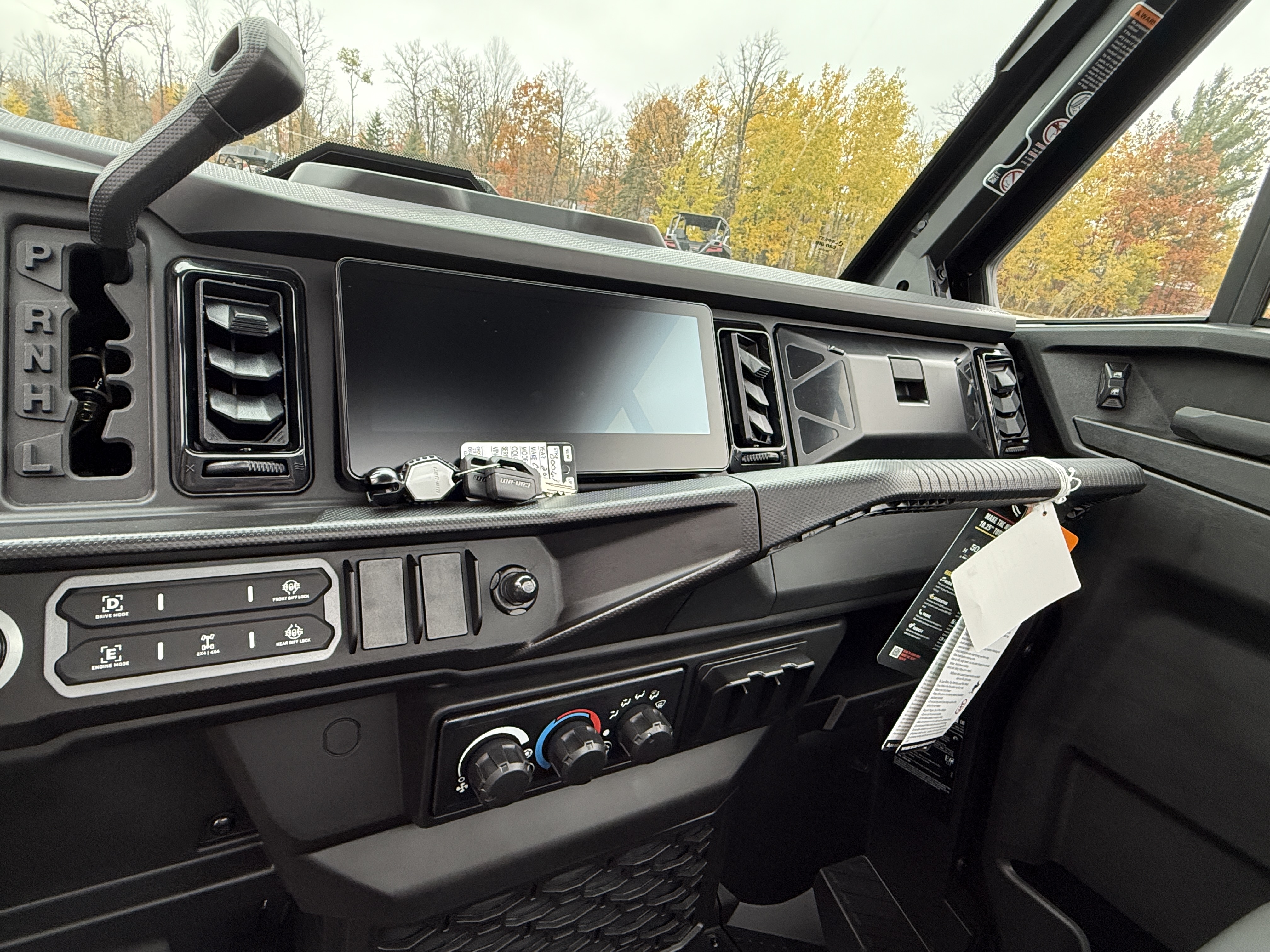 2026 Can-Am DEFENDER XT CAB HD11 - Photo 15