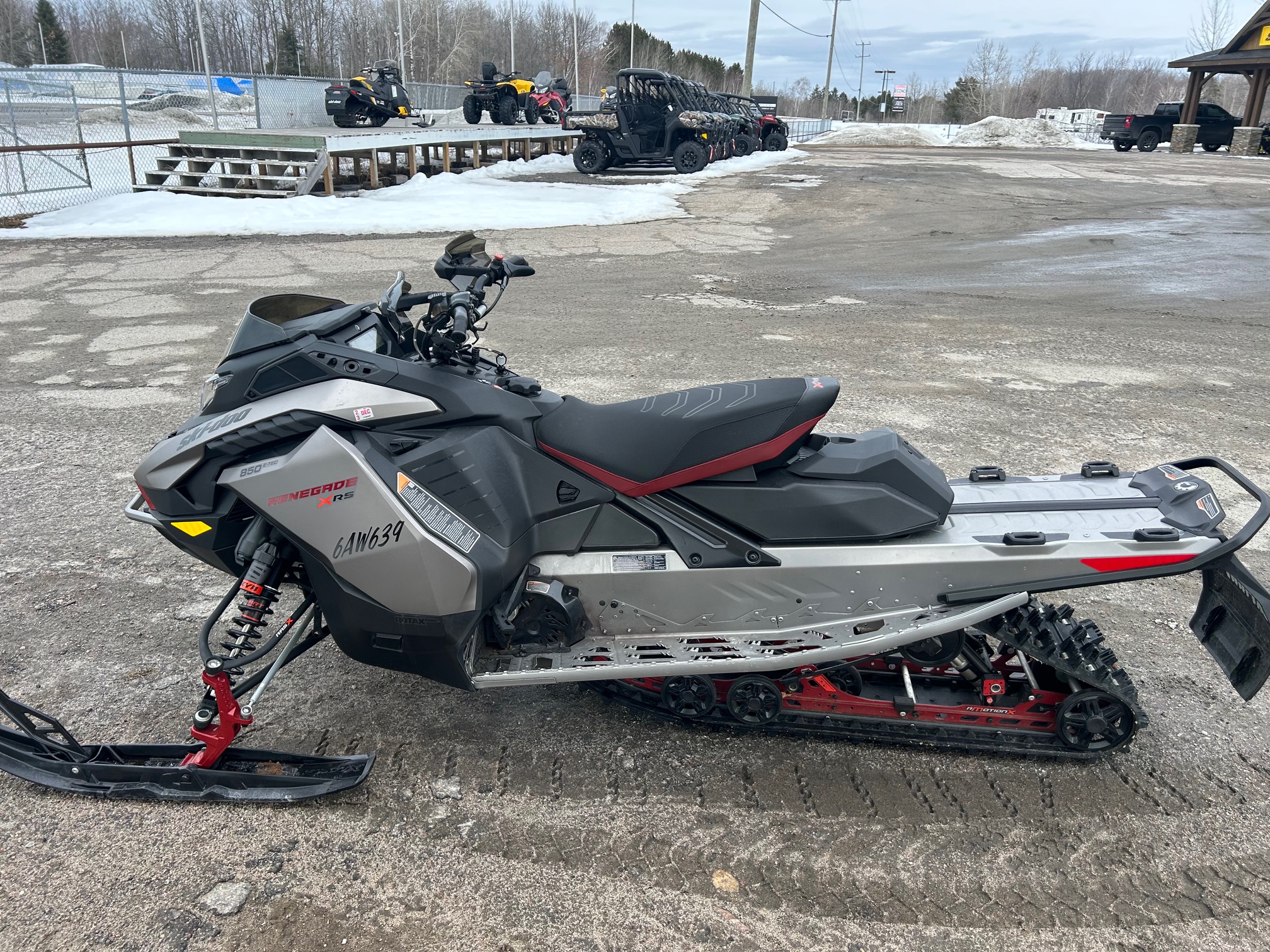 2023 Ski-Doo Renegade X-RS E.S. 1.5" DD SS Silver/Red - Photo 5