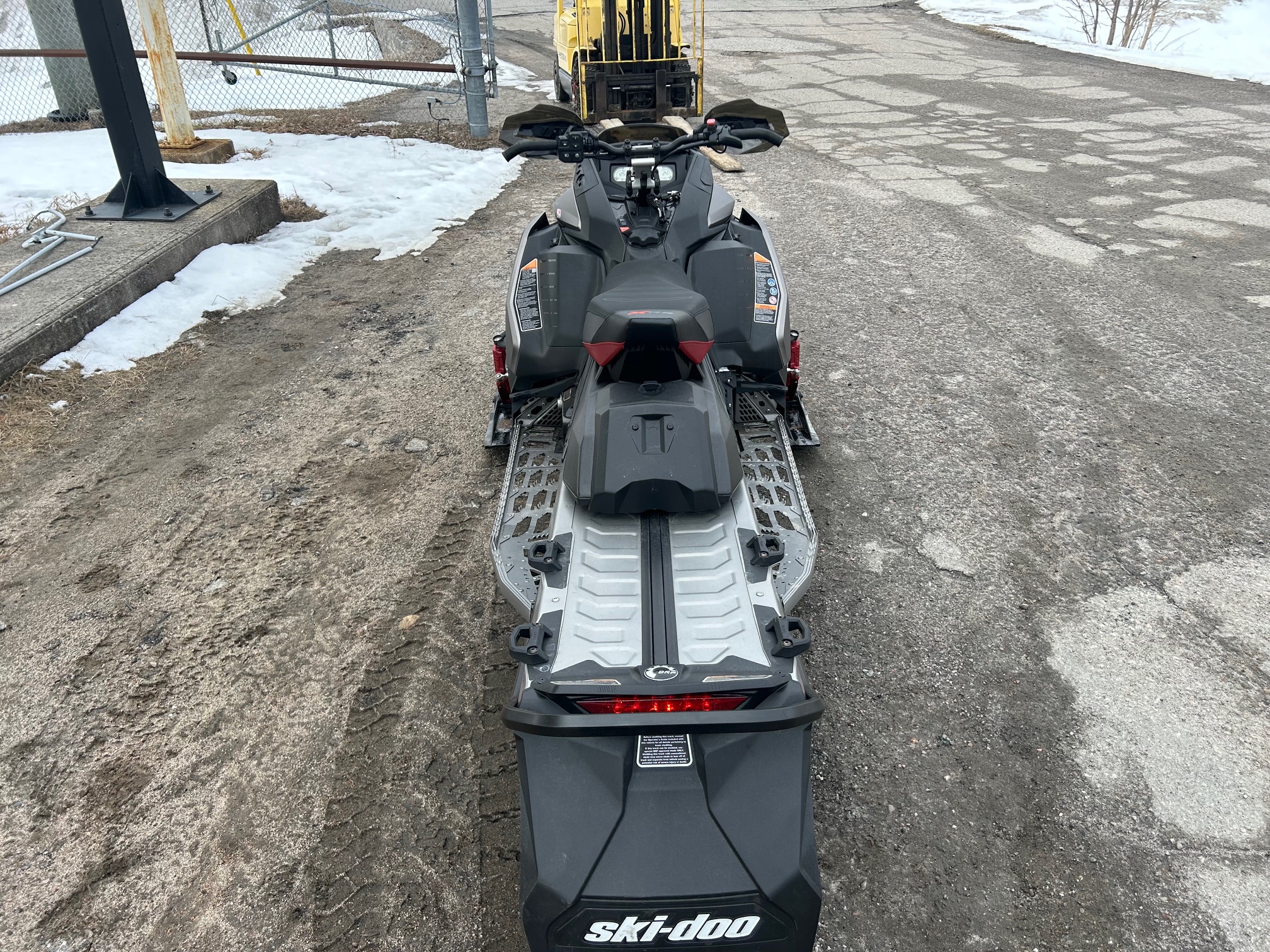2023 Ski-Doo Renegade X-RS E.S. 1.5" DD SS Silver/Red - Photo 8
