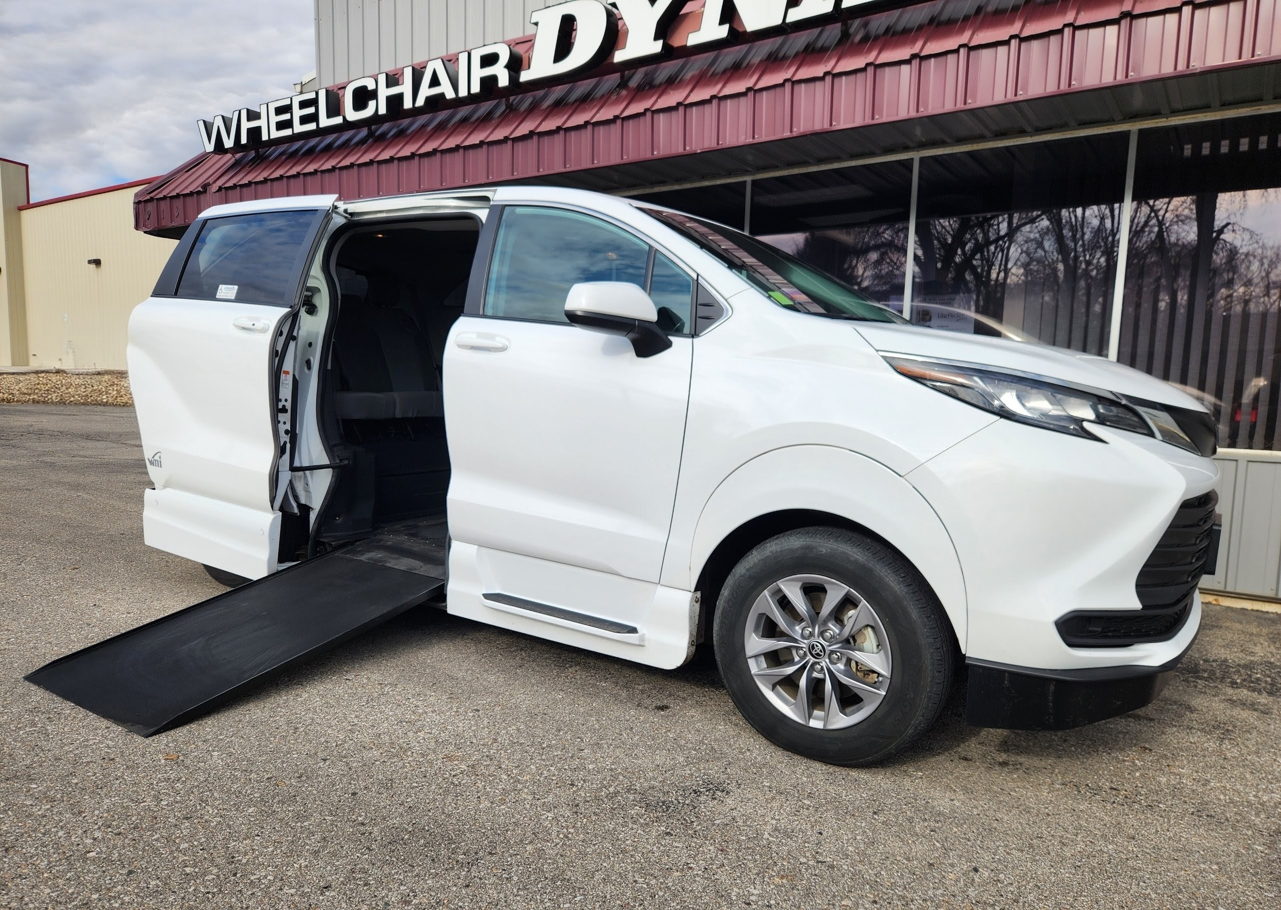 2022 Toyota Sienna LE's photo