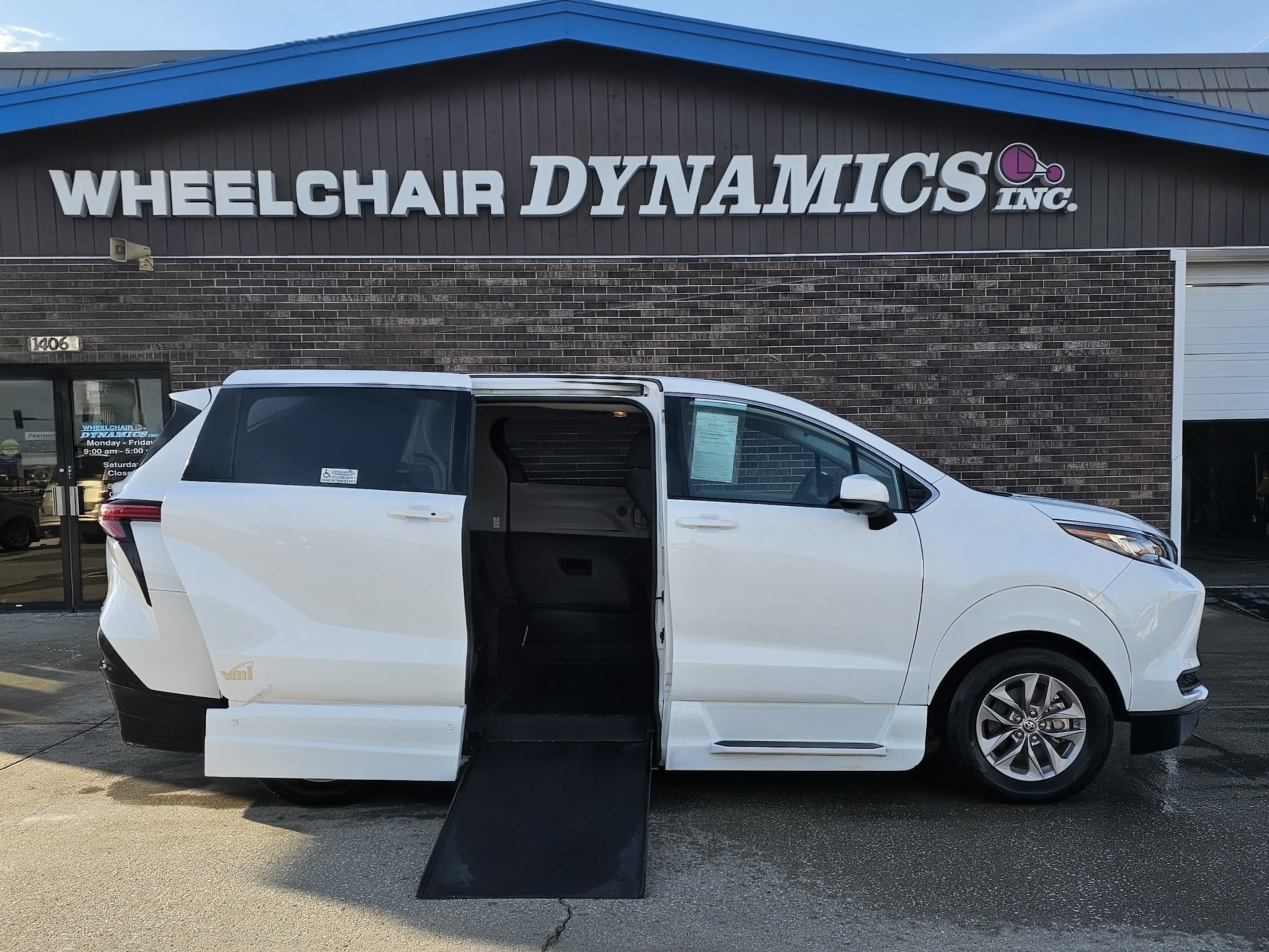 2022 Toyota Sienna LE's photo