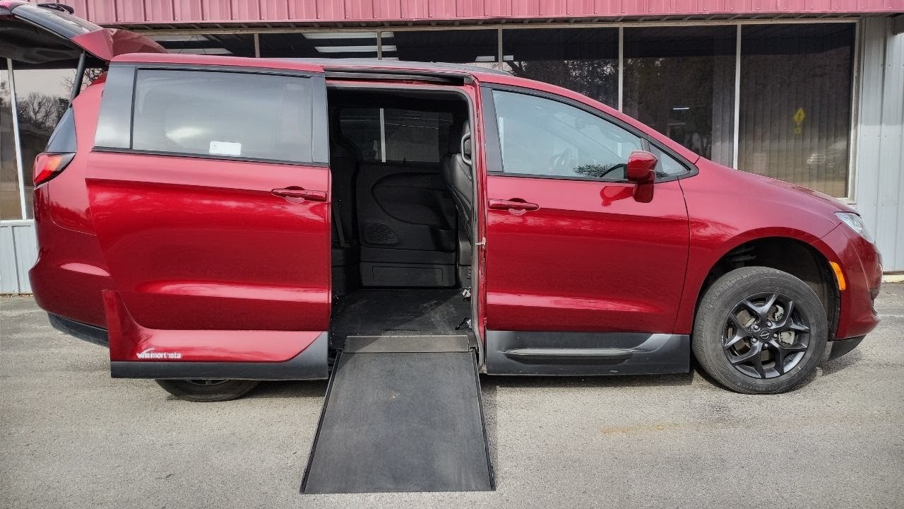 2018 Chrysler Pacifica Touring L's photo