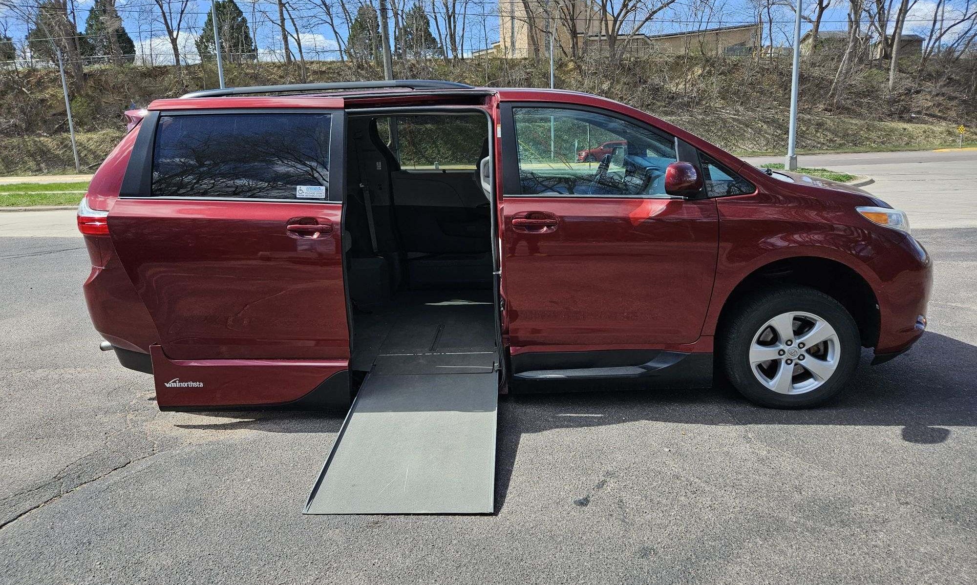 2017 Toyota Sienna LE's photo