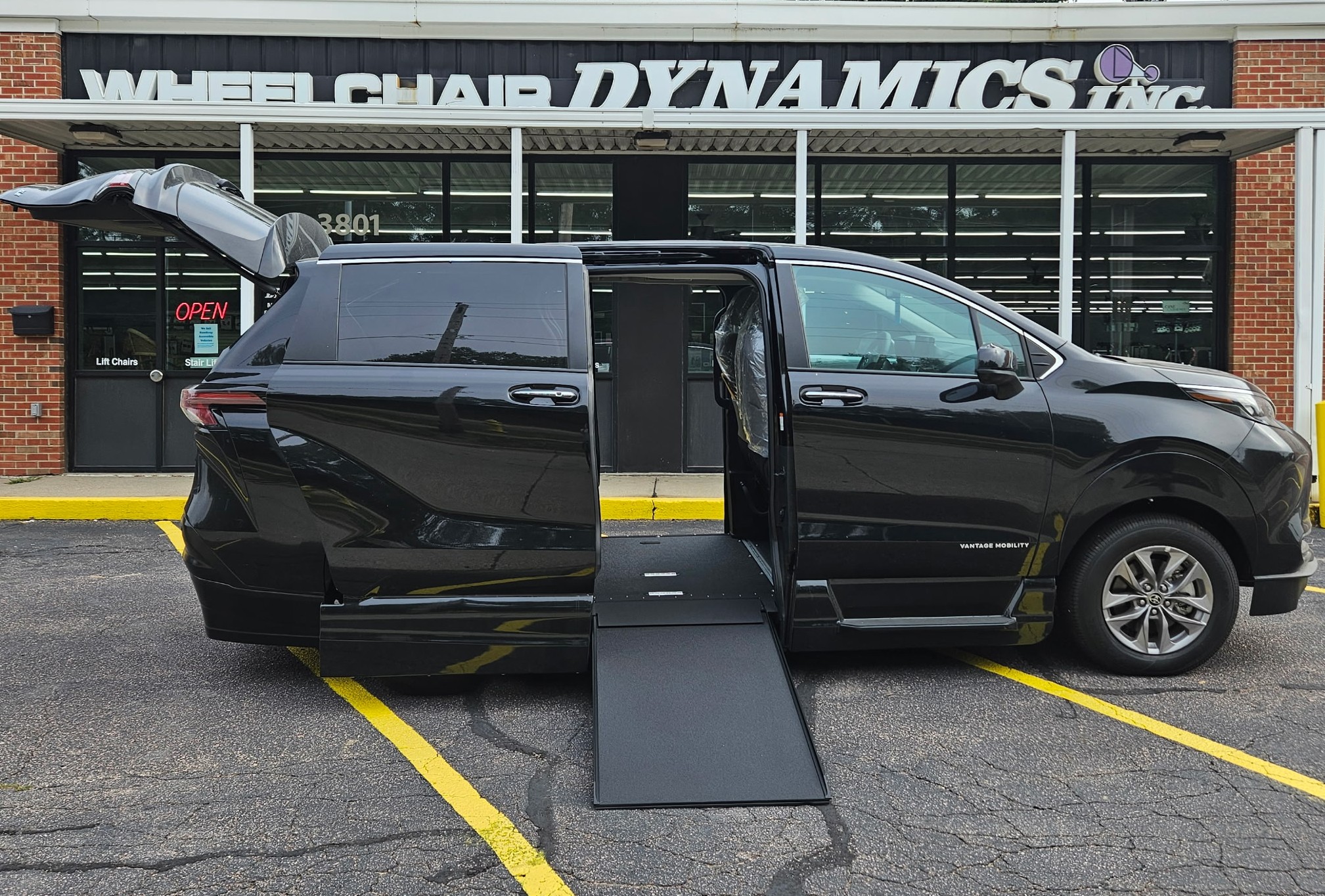 2025 Toyota Sienna XLE's photo