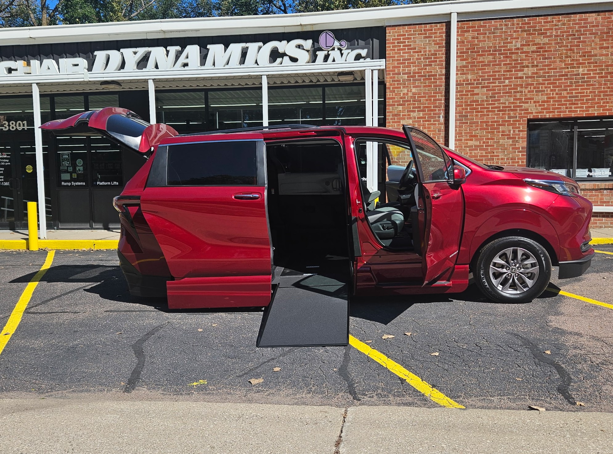 2025 Toyota Sienna XLE's photo