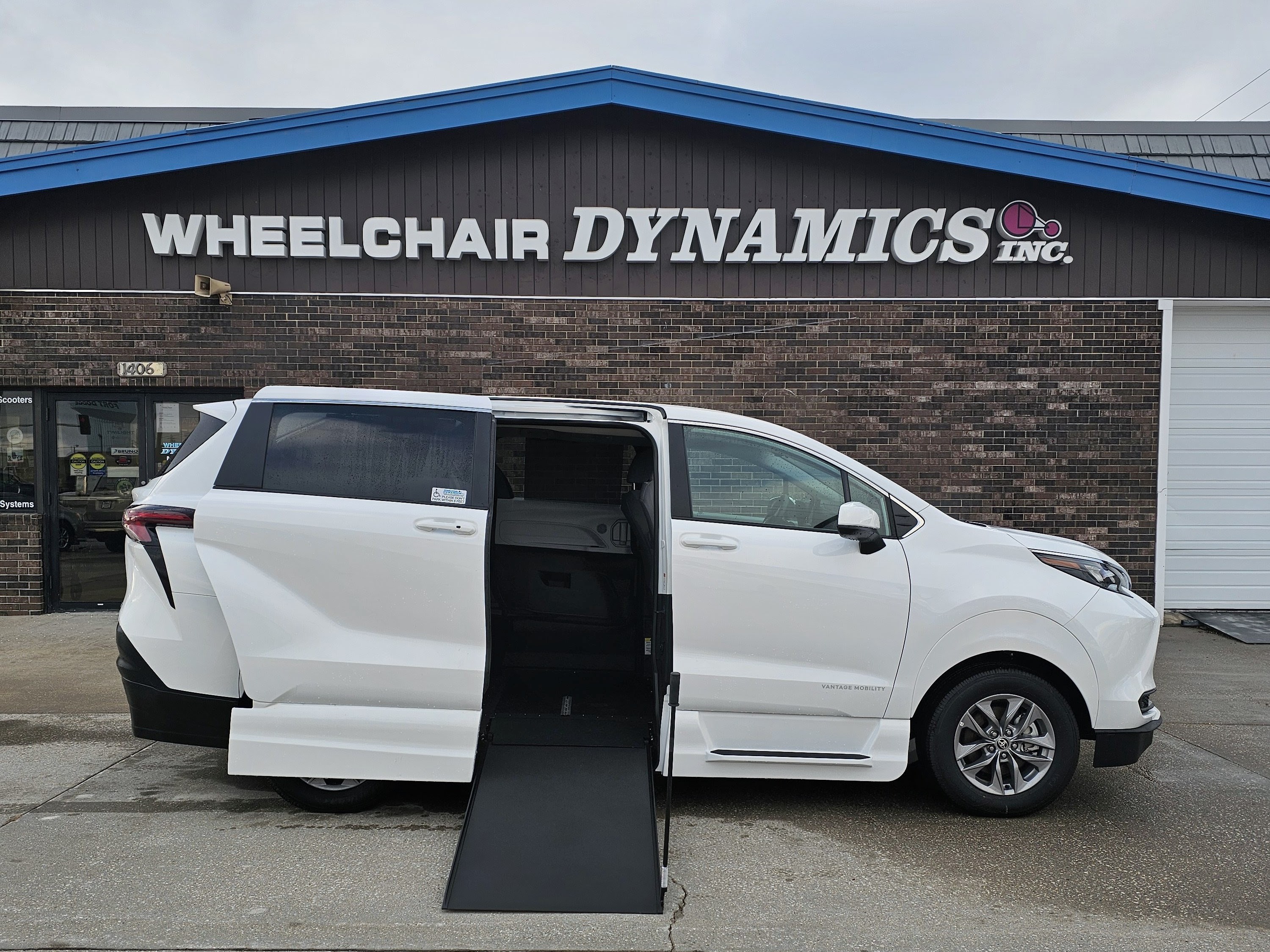 2025 Toyota Sienna LE's photo