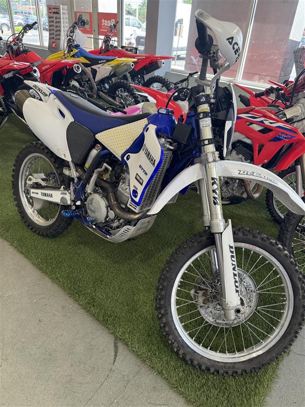 2002 Yamaha WR426  Engine and transmissionSwitch unit Engine type:	1 cylinders, 4-stroke, Single Displacement:	4