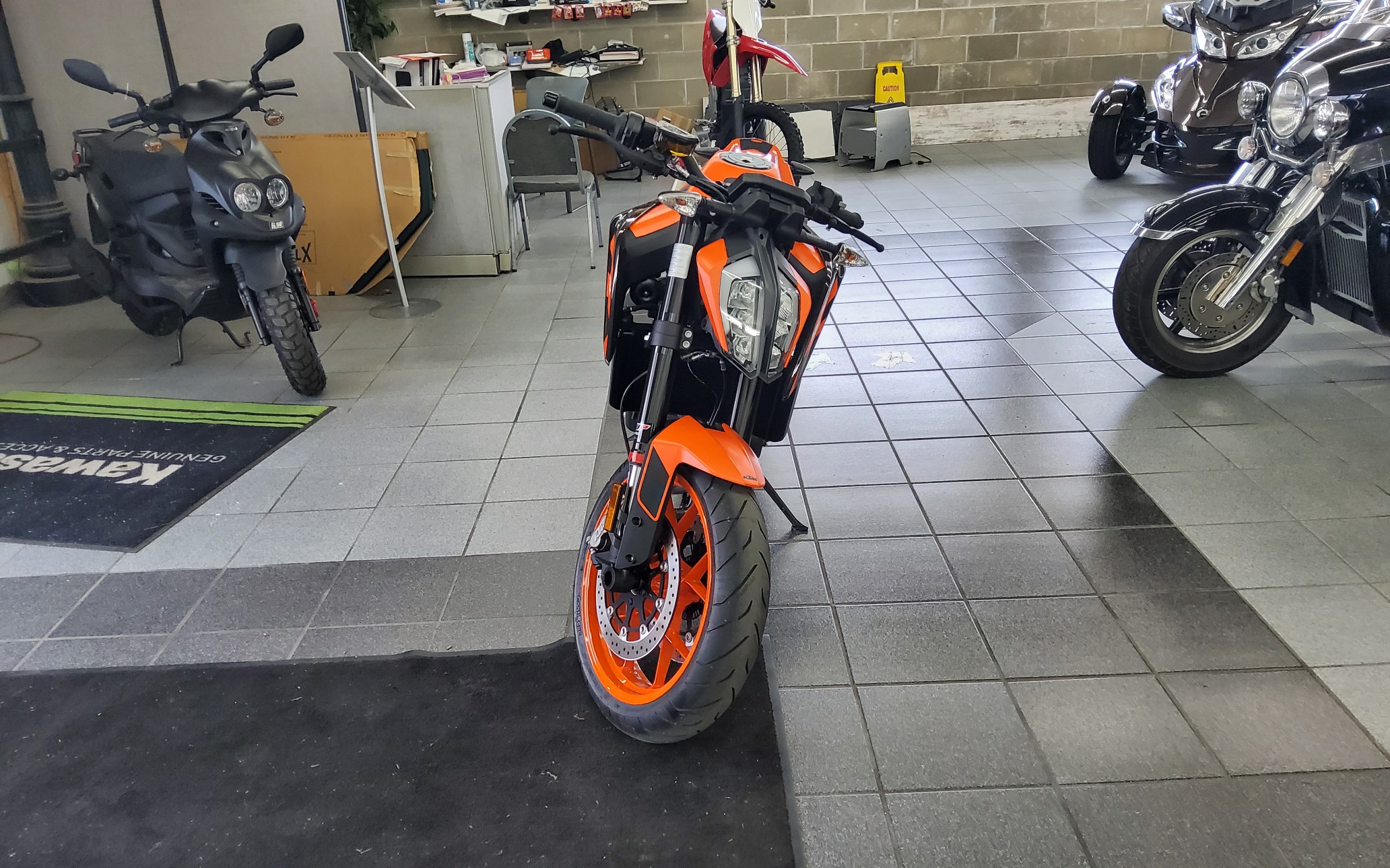 2022 KTM 890 DUKE GP - Photo 2