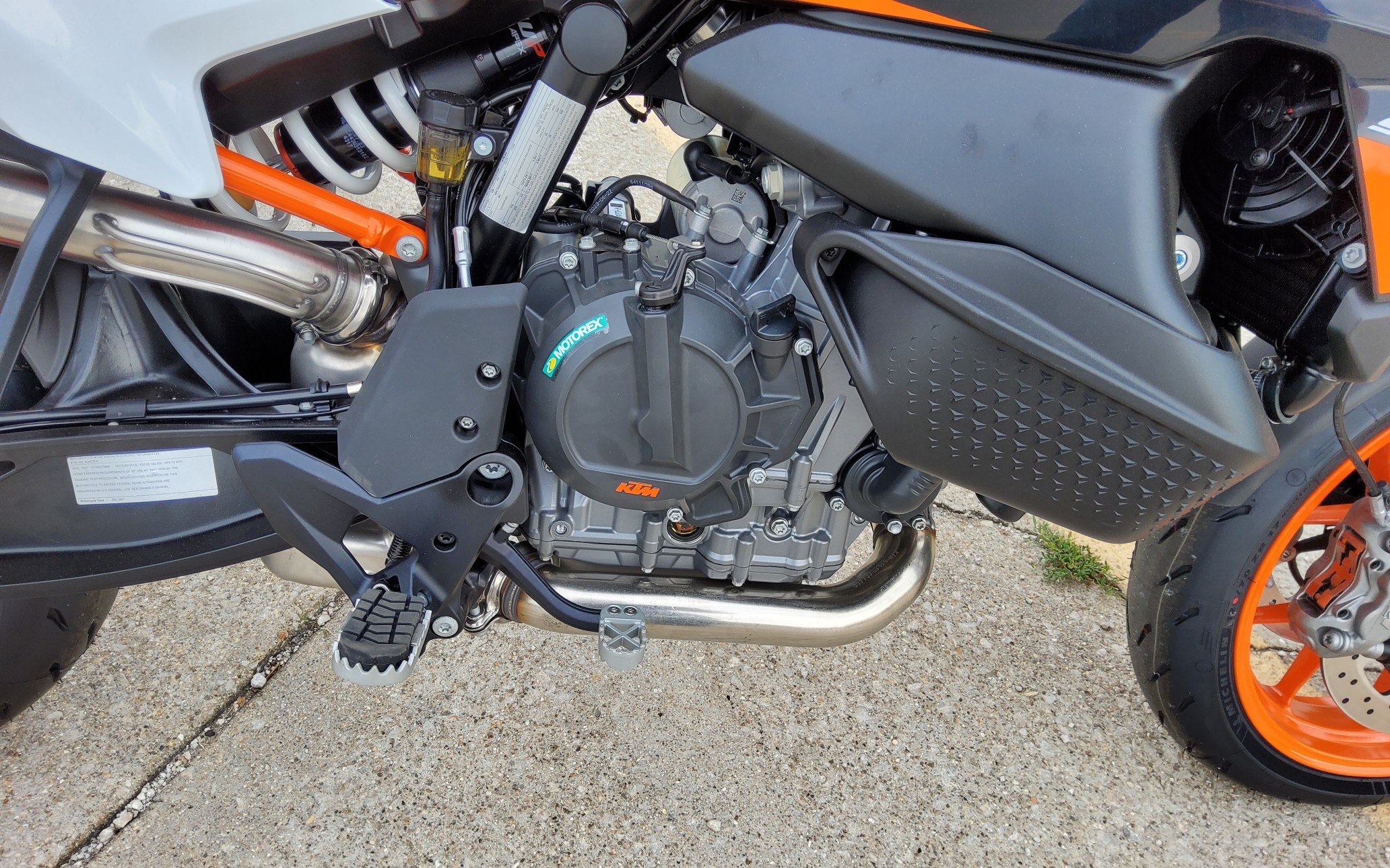 2024 KTM 890 SMT - Photo 11