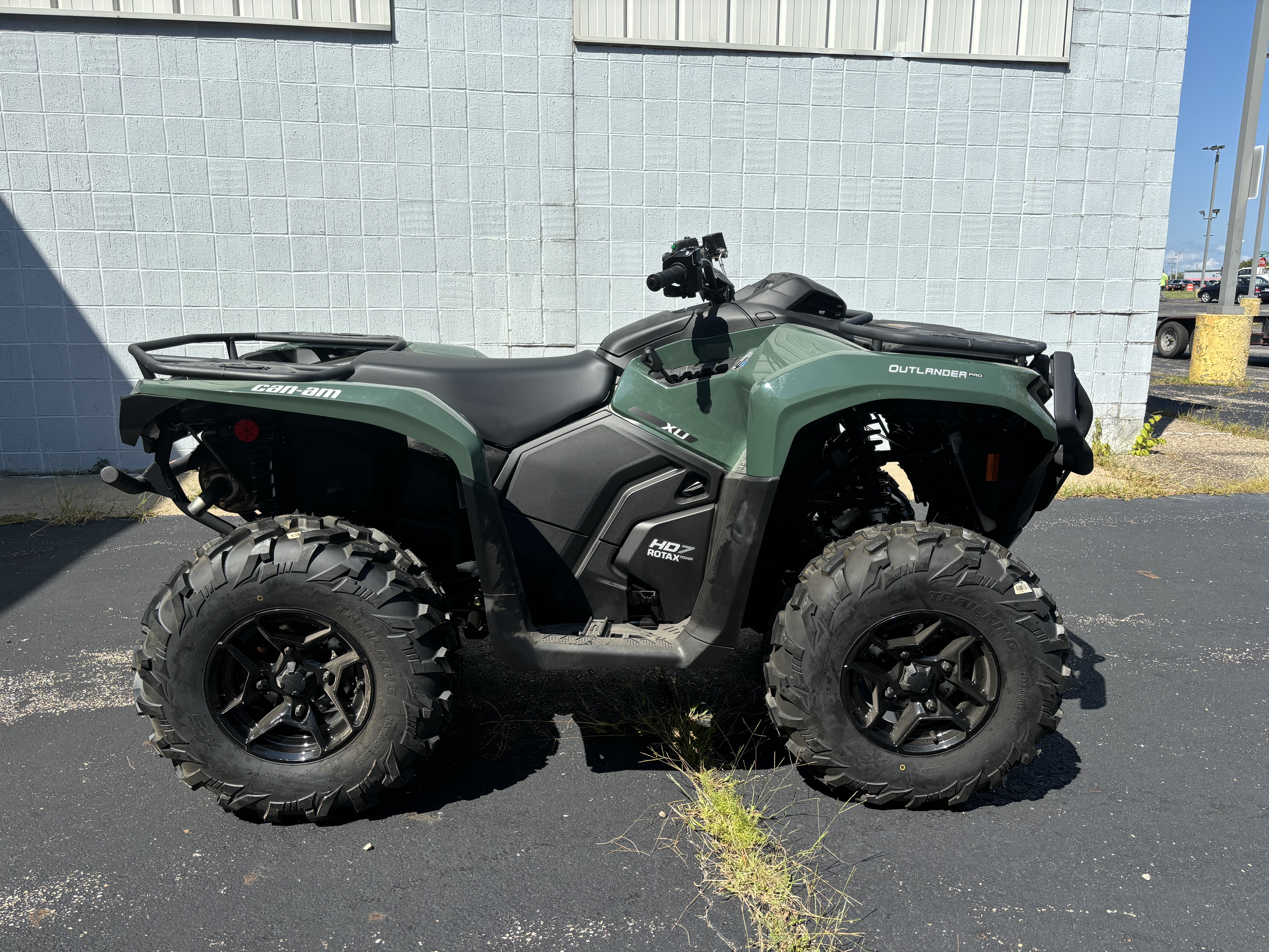 2024 Can-Am OUTLANDER PRO XU HD7 - Photo 2
