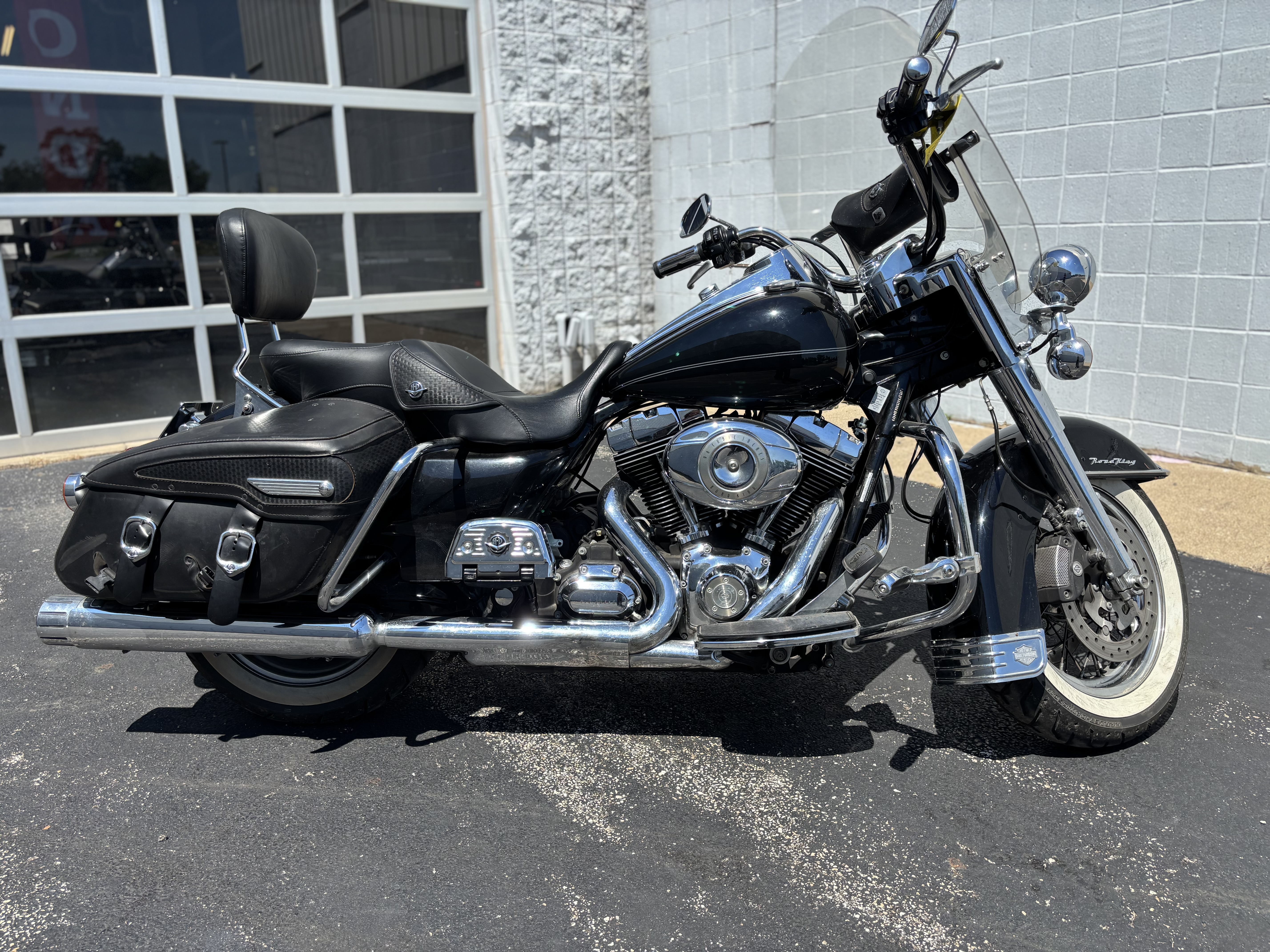 2010 Harley-Davidson® FLHRC ROAD KING CLASSIC - Photo 2