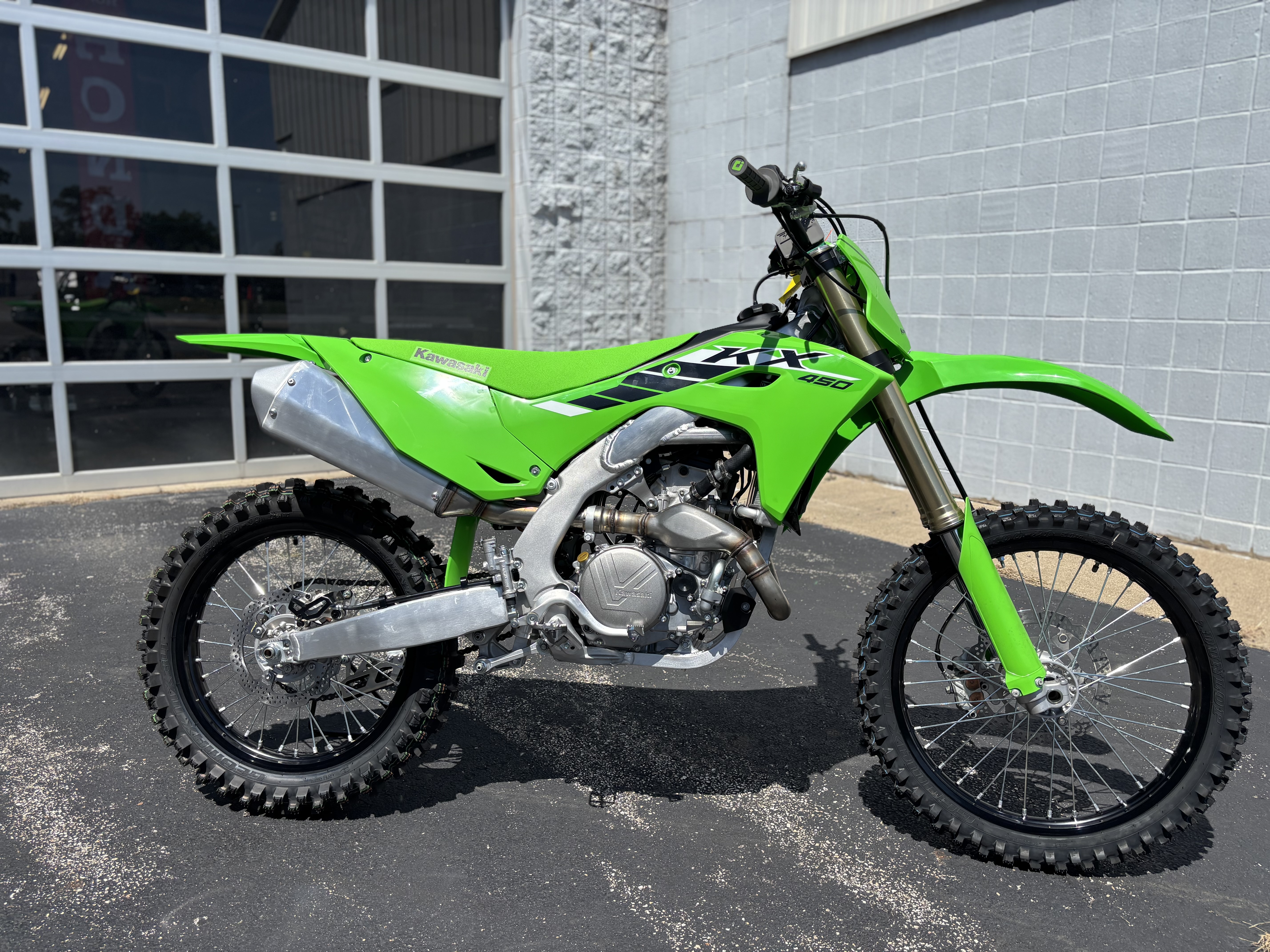 2025 Kawasaki KX 450 - Photo 2