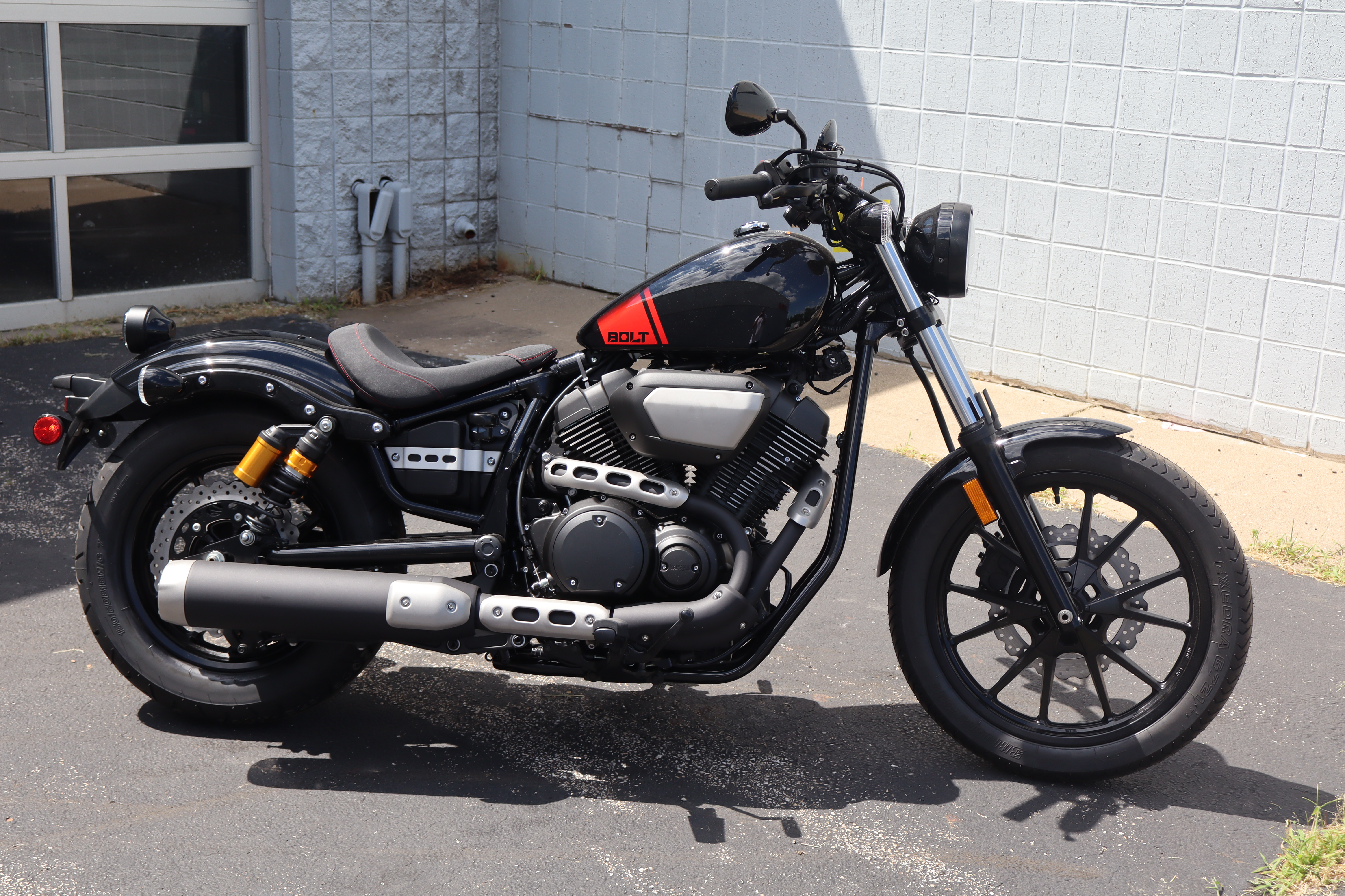 2025 Yamaha BOLT R-SPEC - Photo 2
