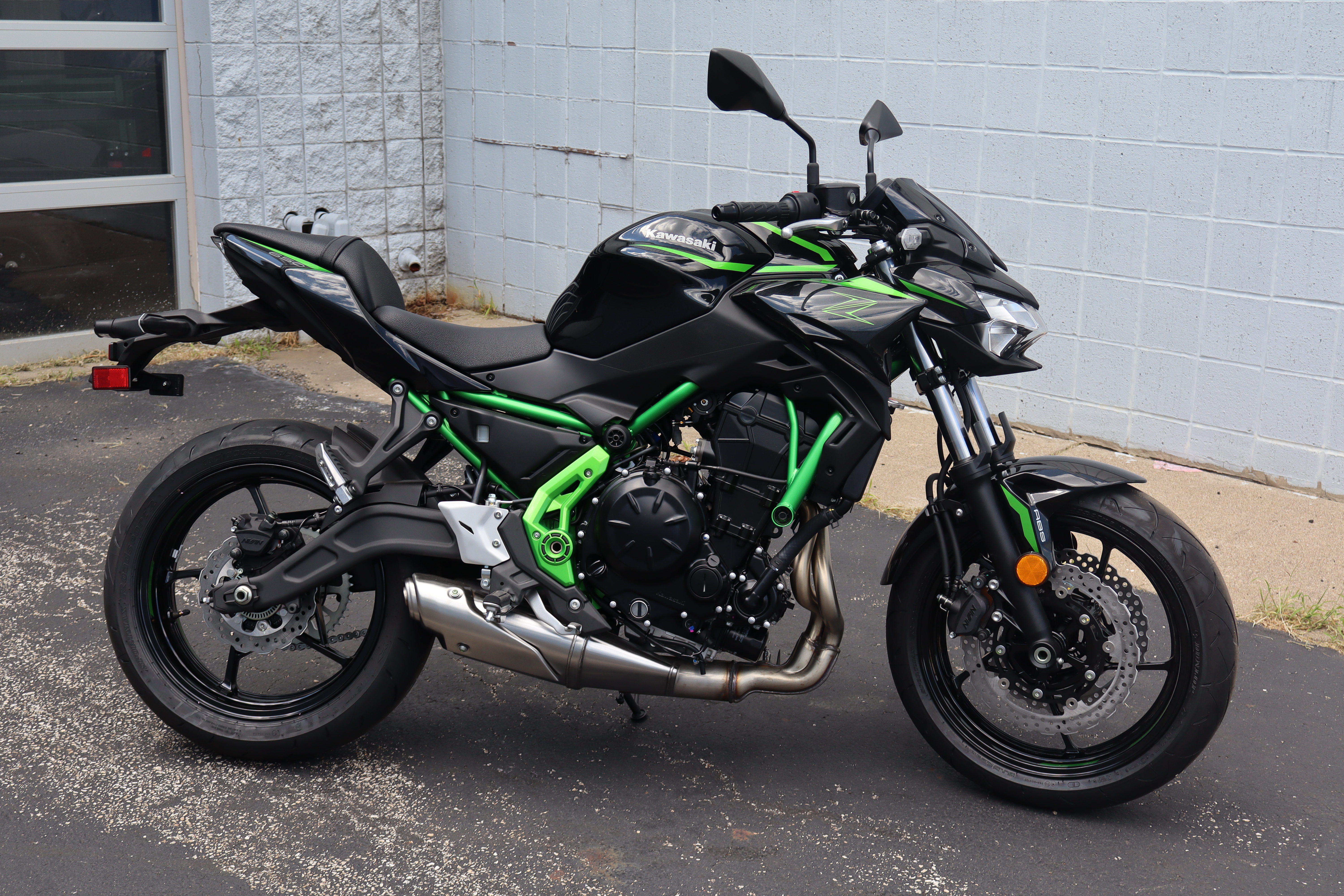 2025 Kawasaki Z650 ABS - Photo 2
