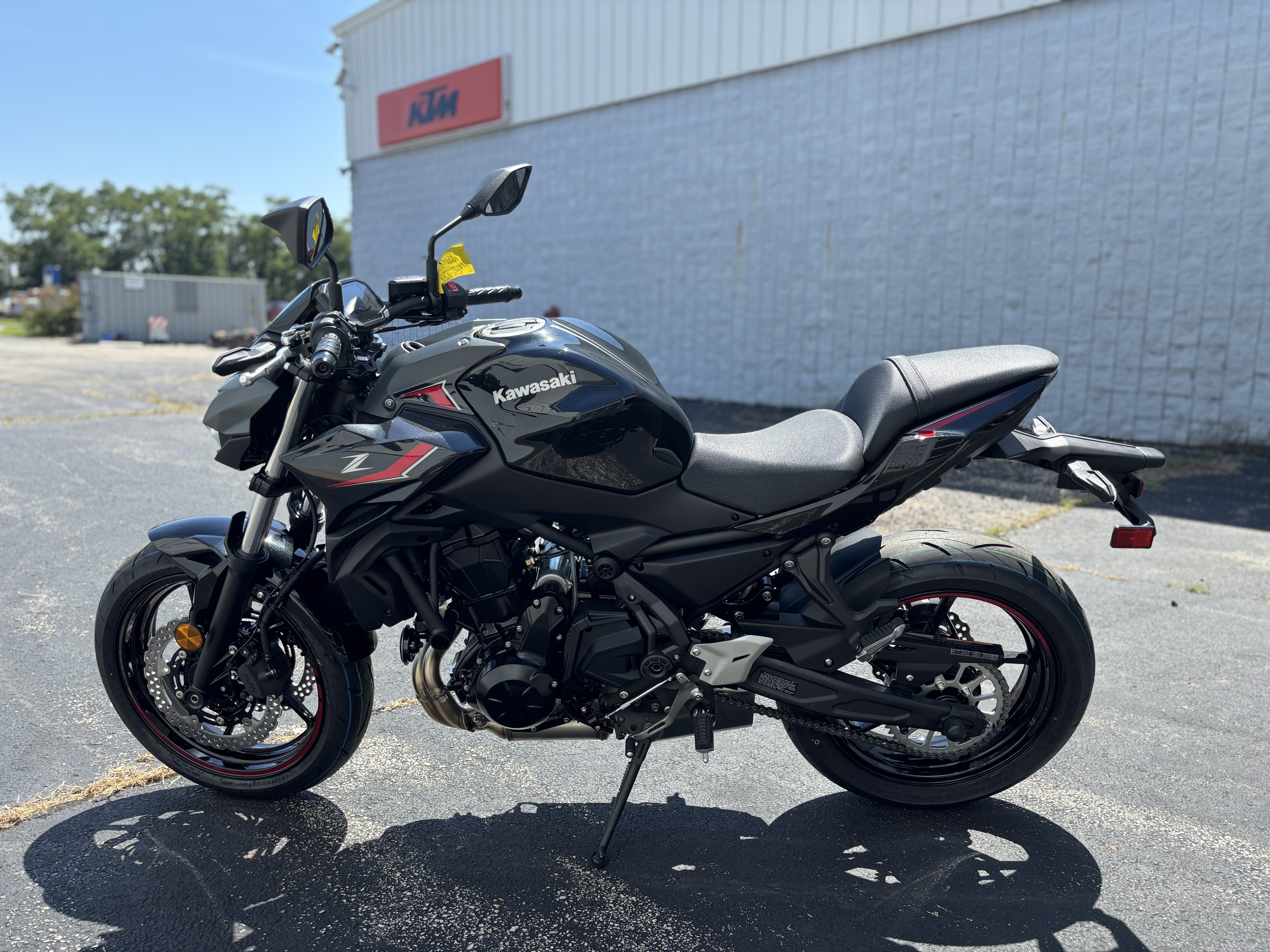 2025 Kawasaki Z650 - Photo 8