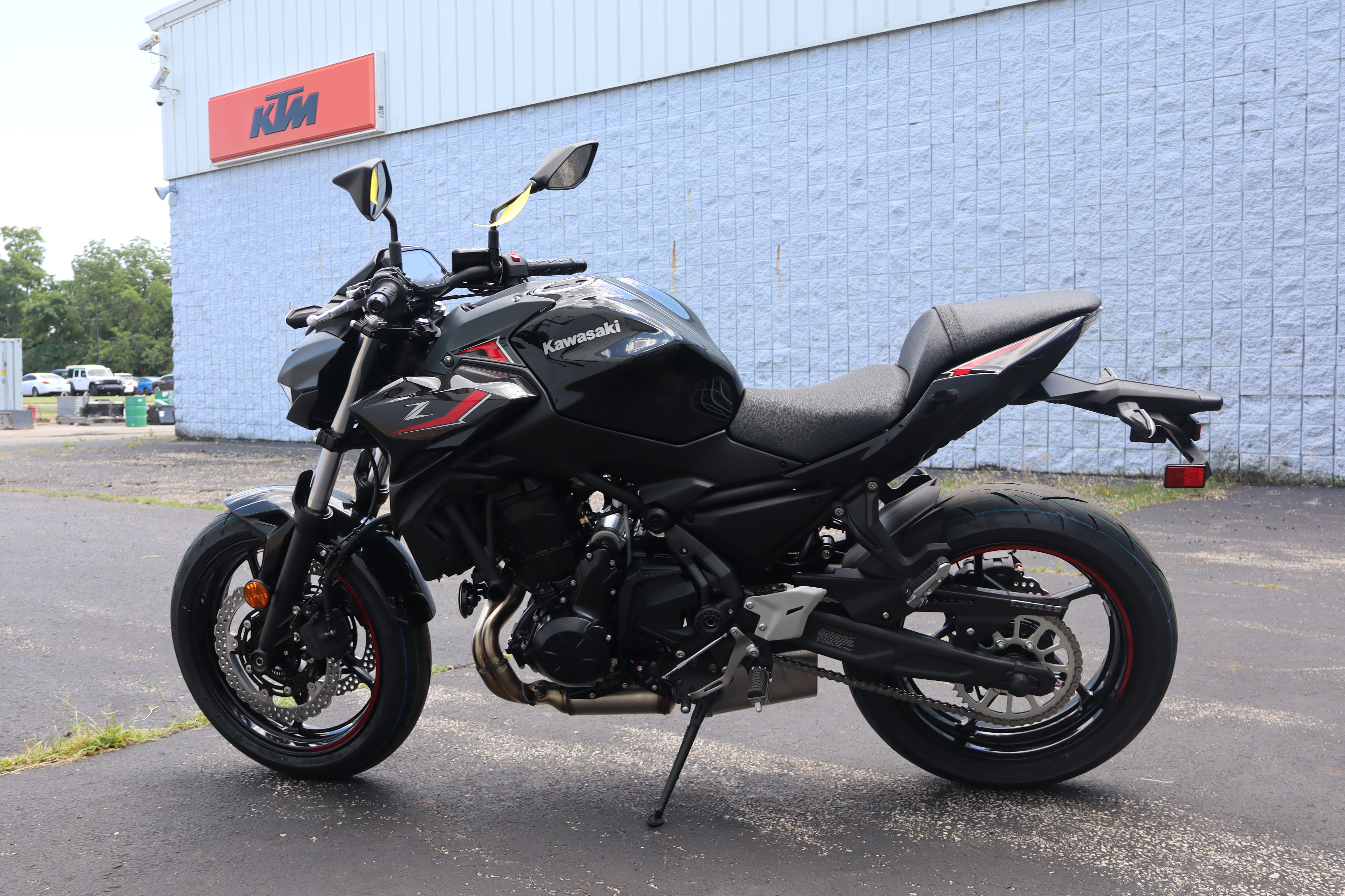 2025 Kawasaki Z650 - Photo 6