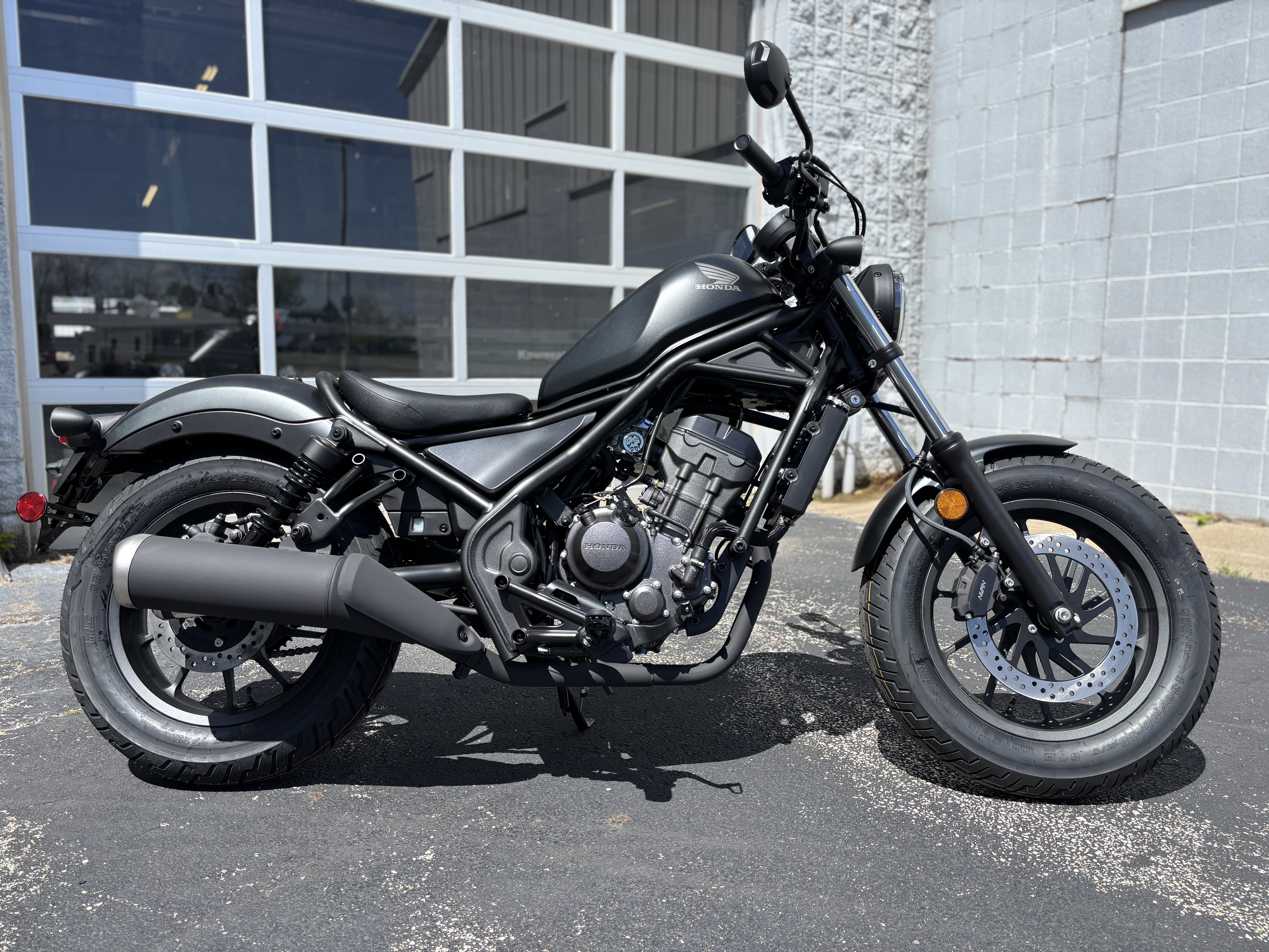 2025 Honda REBEL 300 - Photo 2