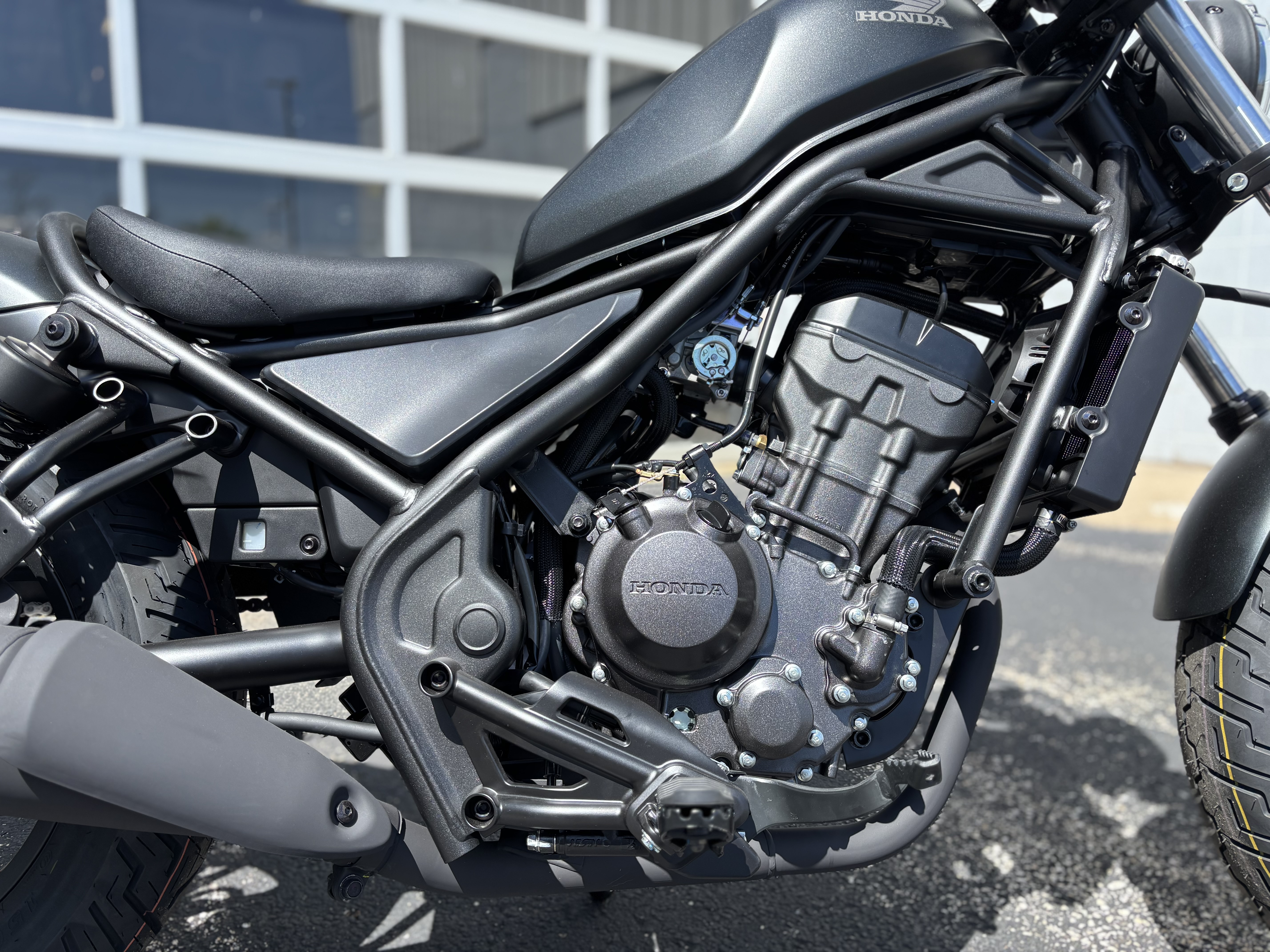2025 Honda REBEL 300 - Photo 4